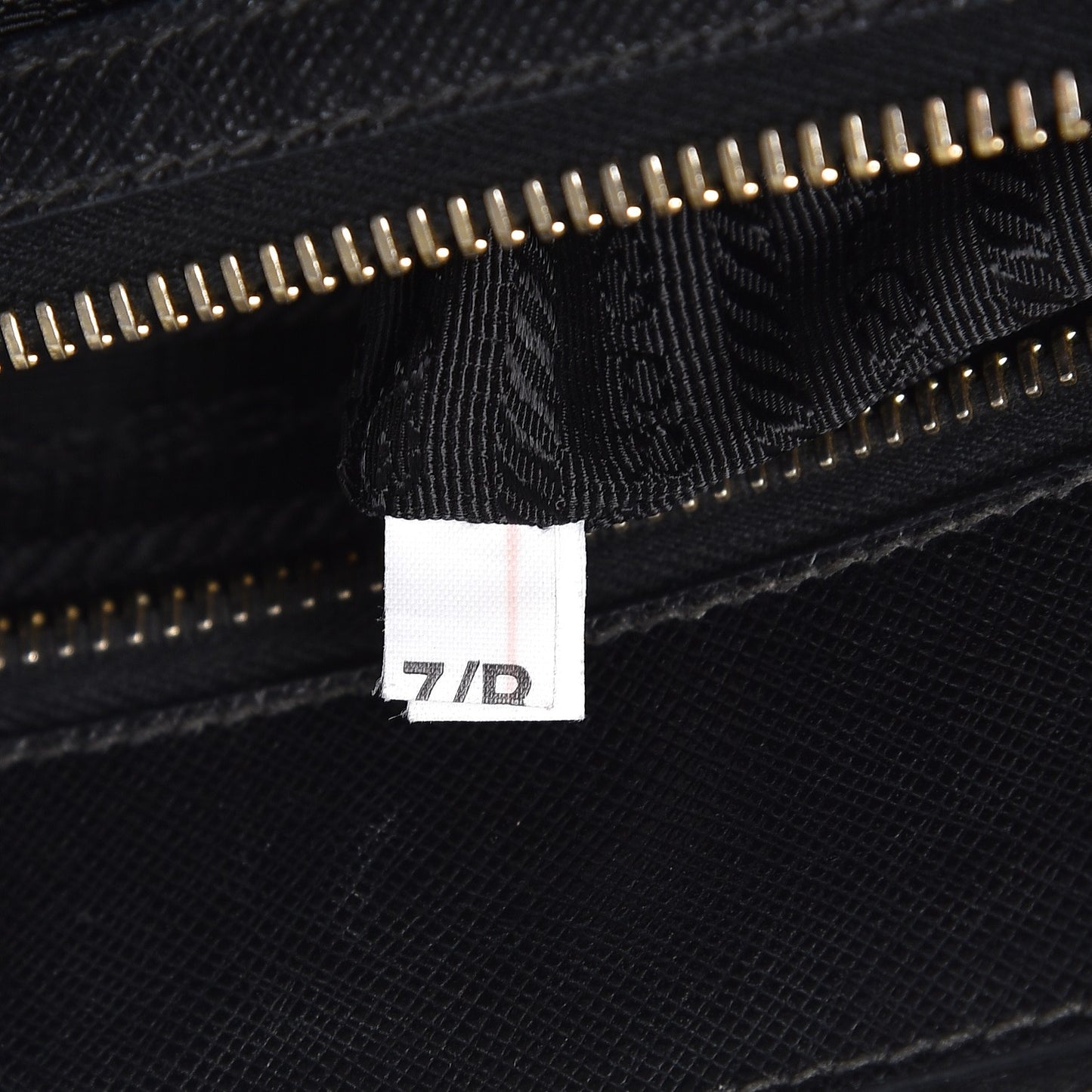 Saffiano Medium Galleria Double Zip Tote Black