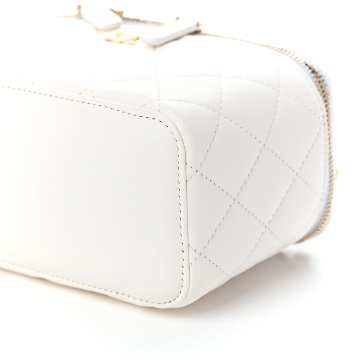 Lambskin Quilted Pearl Crush Small Vanity Case With Chain White