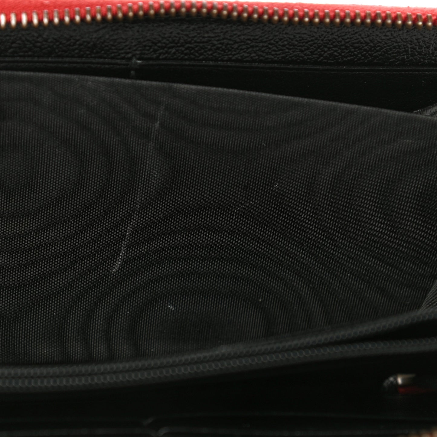 Vintage Effect Calfskin Matelasse Diagonal Torchon GG Marmont Zip Around Wallet Black Romantic Cherry