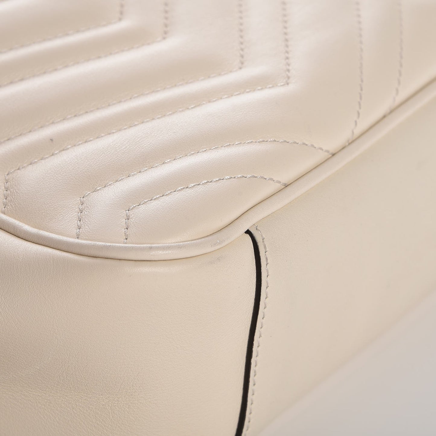 Calfskin Matelasse Medium GG Marmont Chain Shoulder Bag Mystic White
