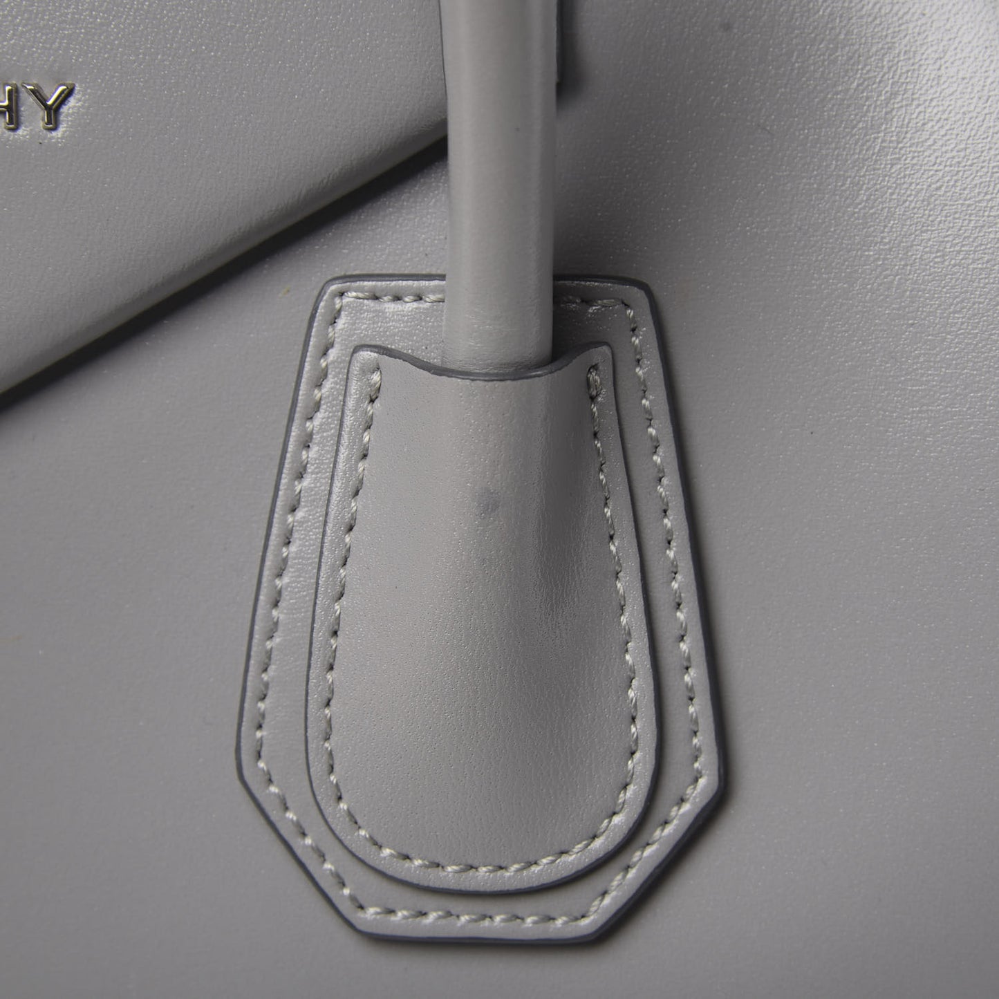 Shiny Lord Calfskin Medium Antigona Pearl Grey