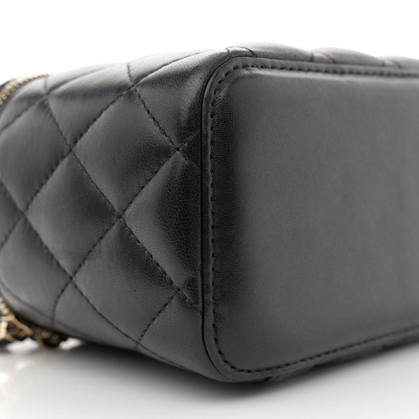 Lambskin Quilted Pearl Crush Small Vanity Case With Chain Black
