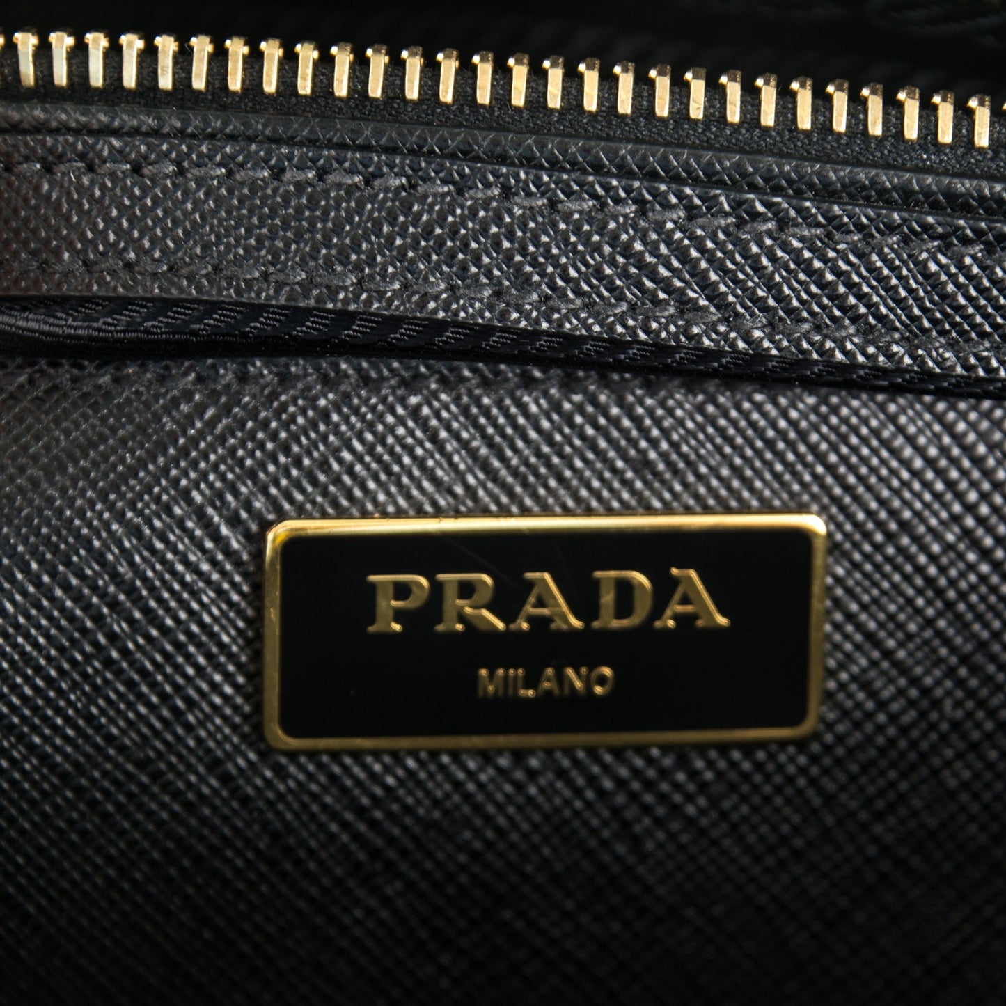 Saffiano Medium Galleria Double Zip Tote Black