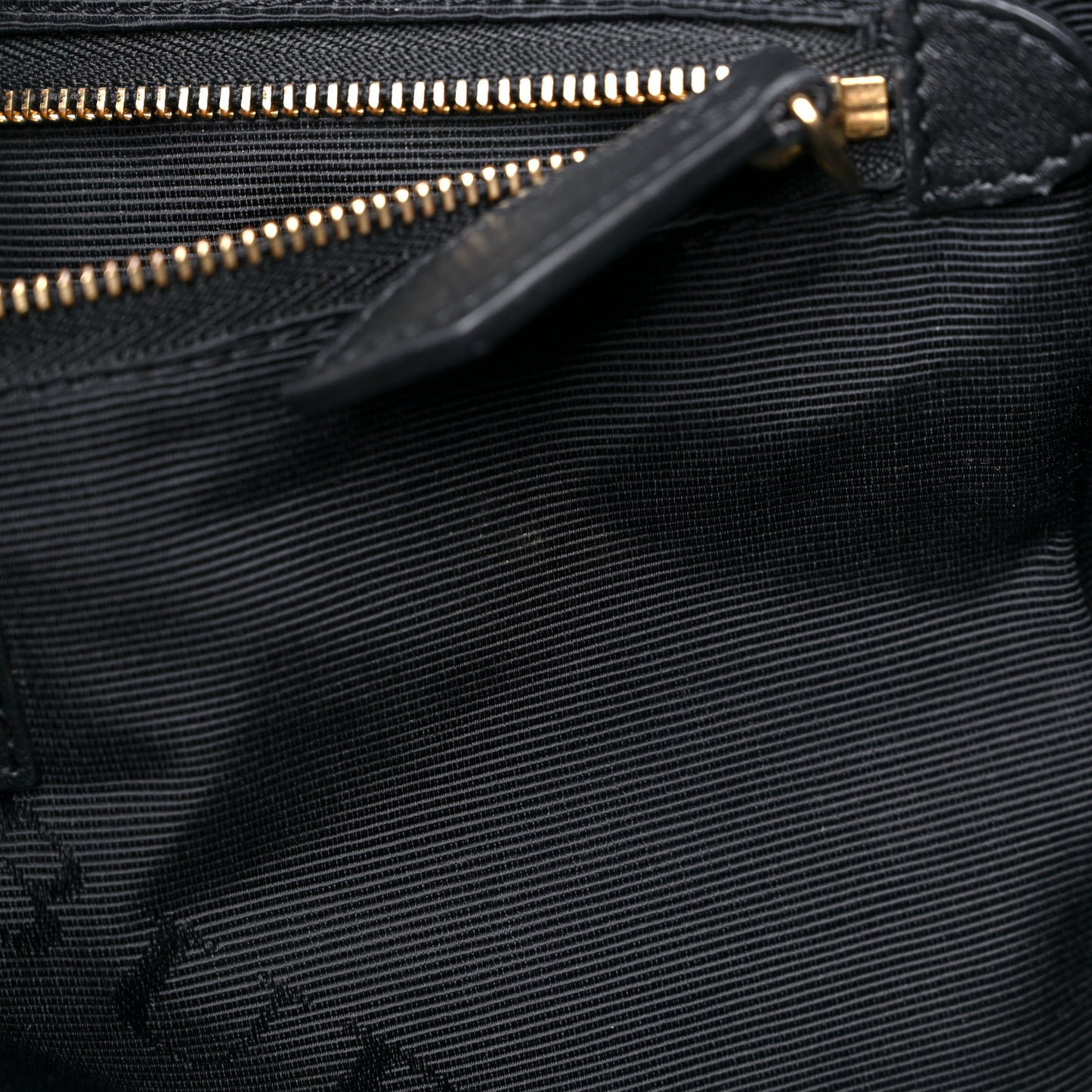 Signature Grain Calfskin Medium Tote Black