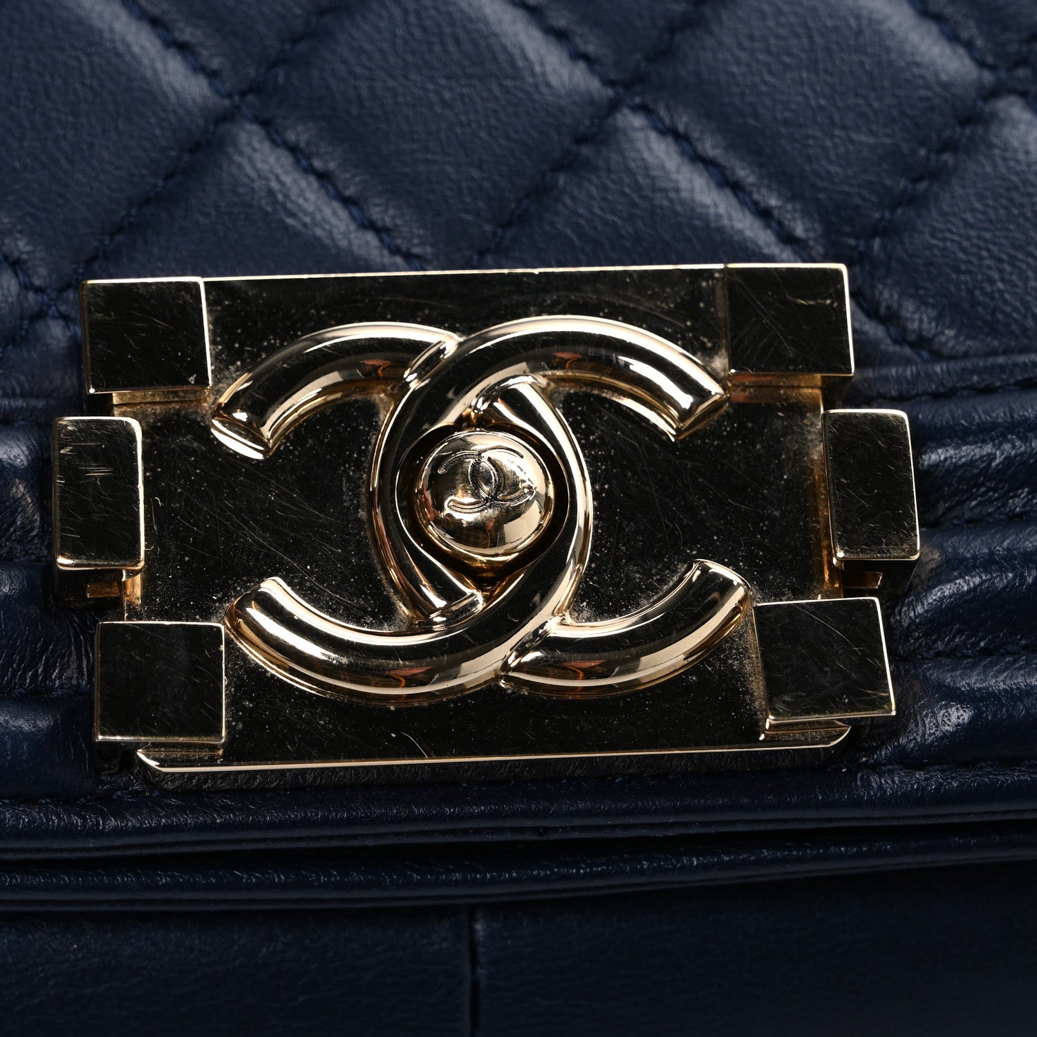 CHANEL パース　値下げ中 Chanel Lambskin Quilted New Medium Boy Flap Dark Navy Blue 1859444