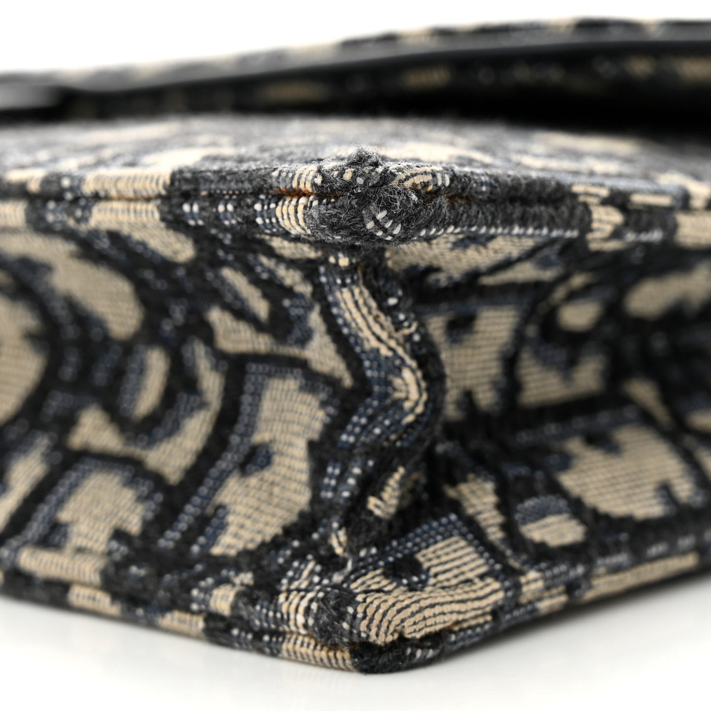 Oblique Saddle Chain Pouch Blue