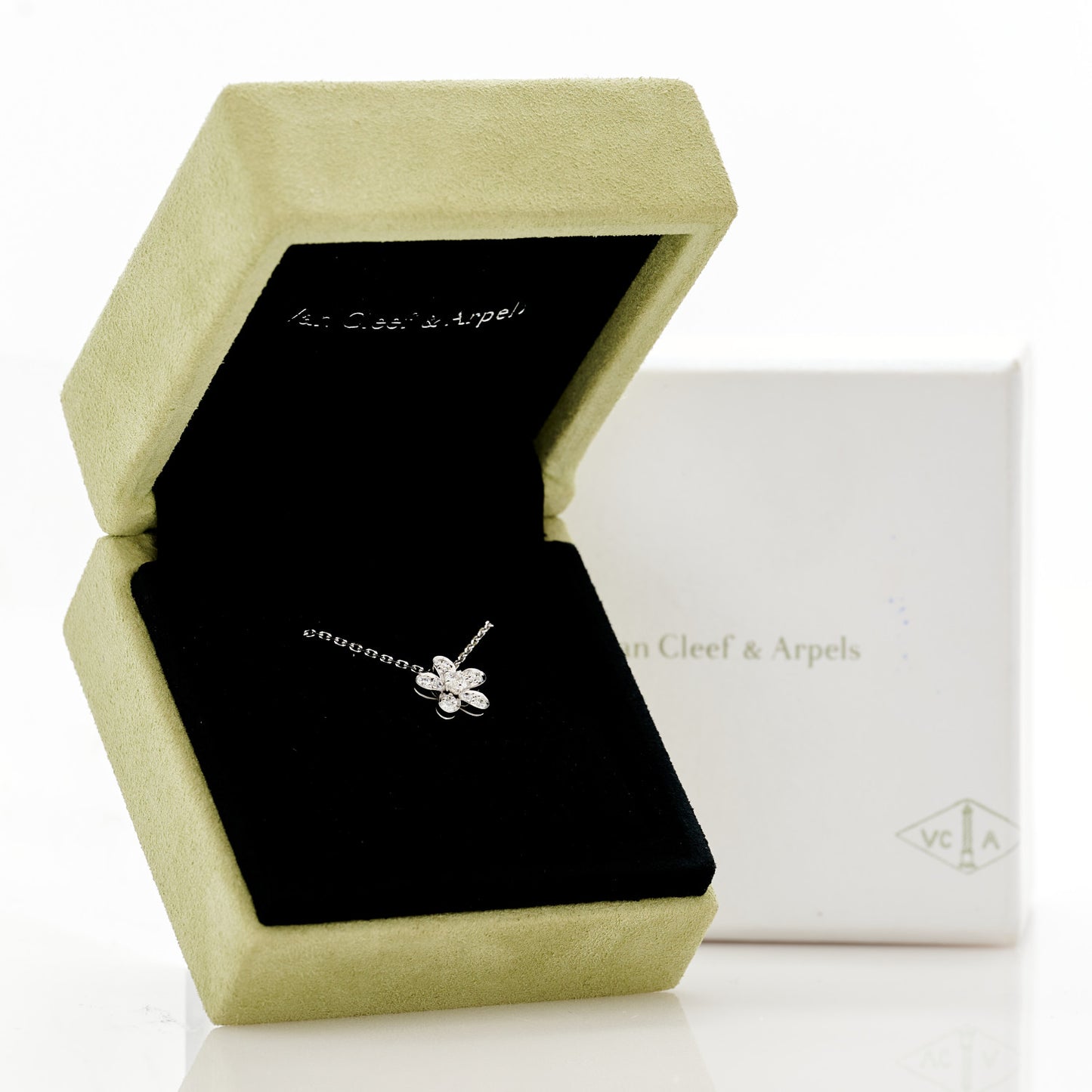 18K White Gold Diamond Socrate One Flower Pendant Necklace