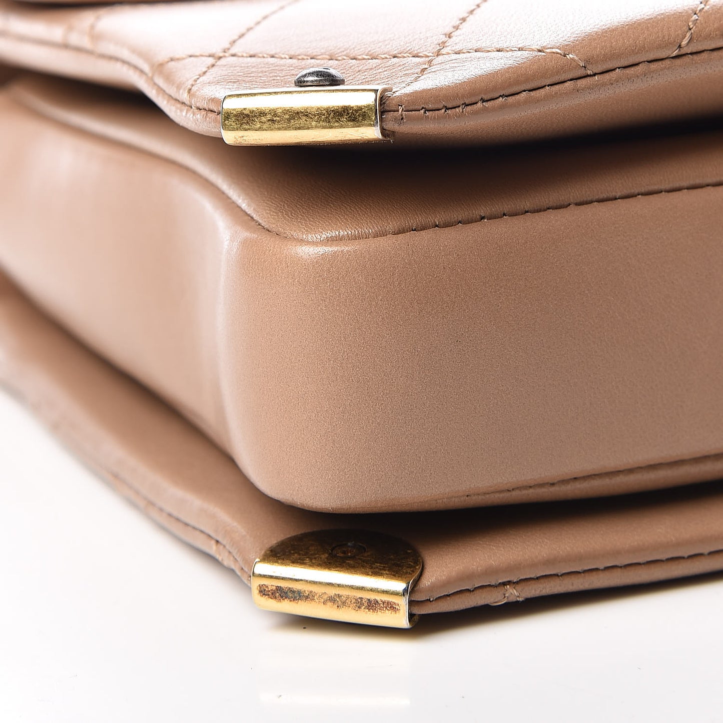Shiny Lambskin Quilted Around The Corner Flap Beige