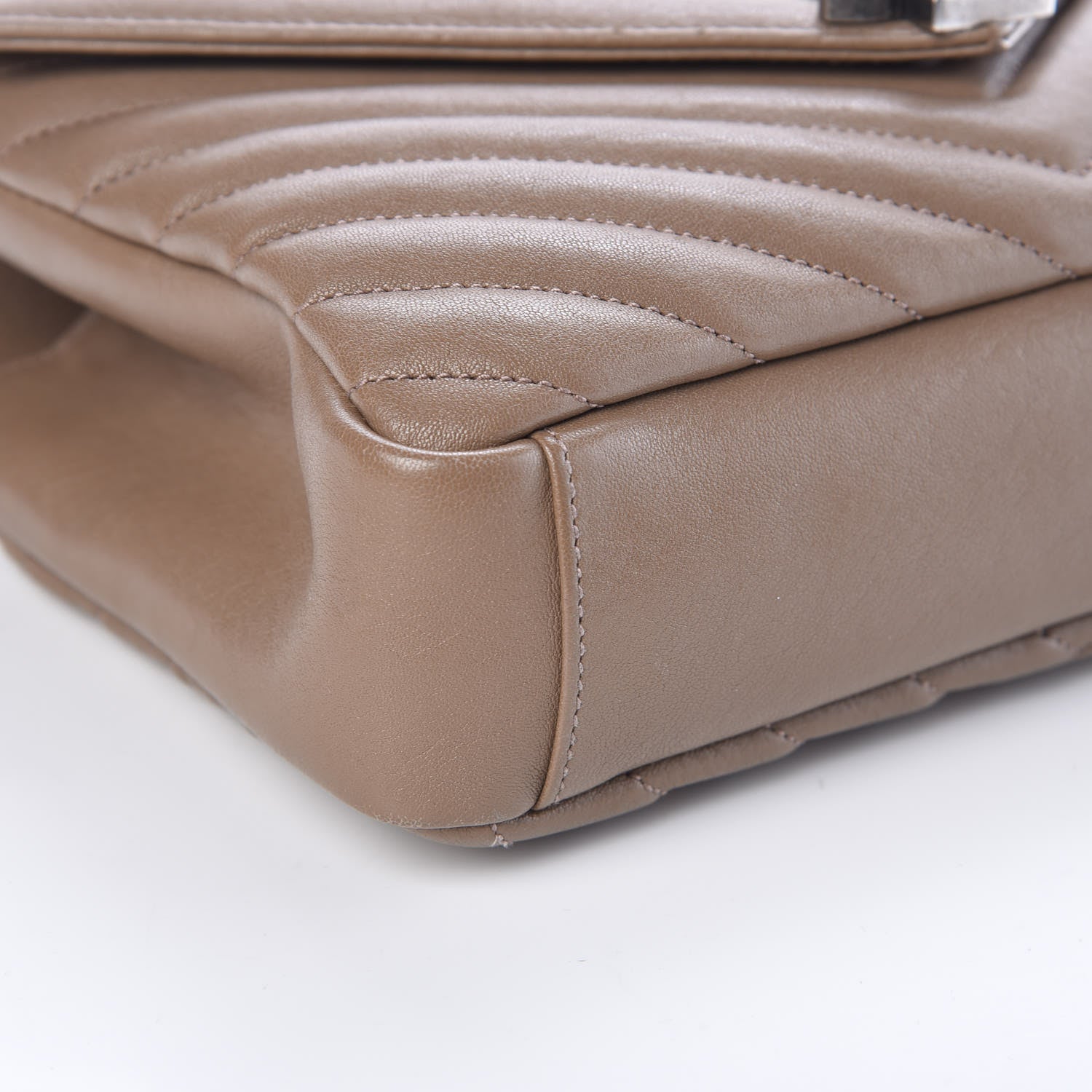 Saint Laurent Sheepskin Matelasse Chevron Monogram Medium College Bag Fard 11 of 12