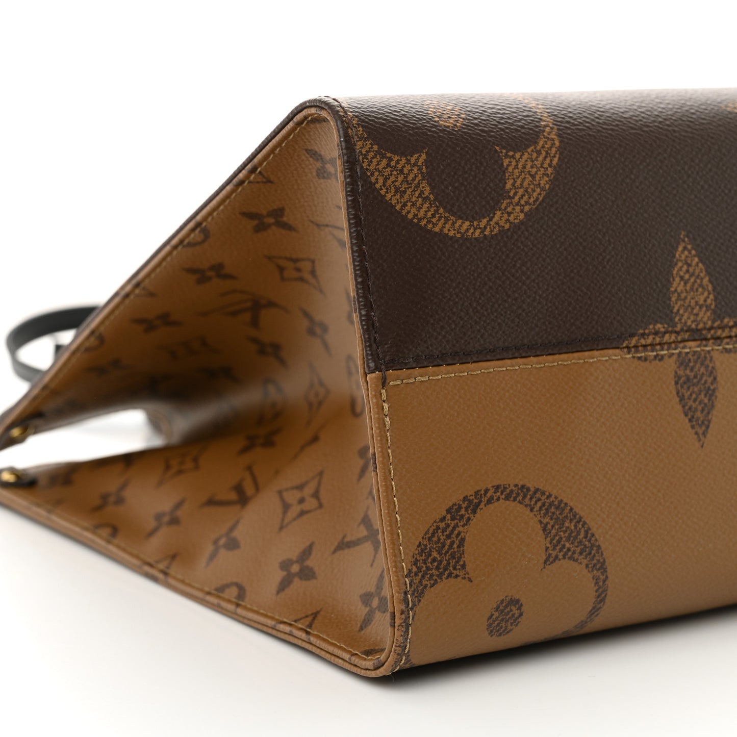 Reverse Monogram Giant Onthego MM