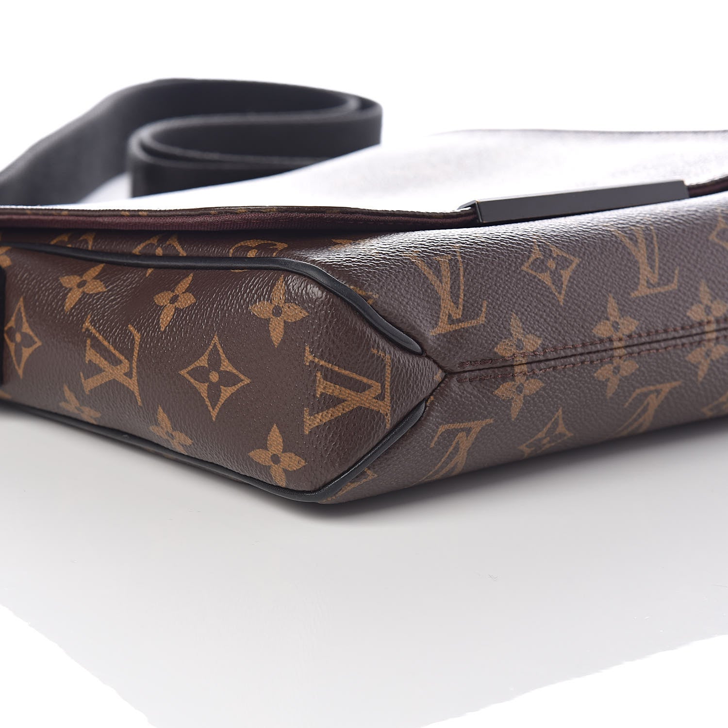 Louis Vuitton Monogram Macassar District PM 8 of 9