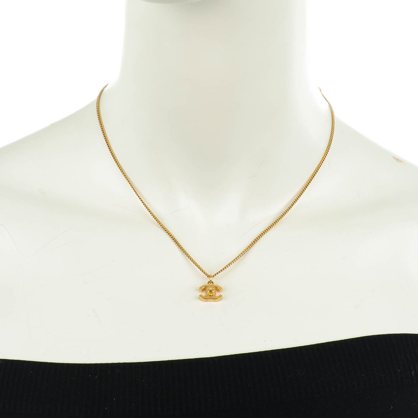 Turnlock CC Necklace Gold