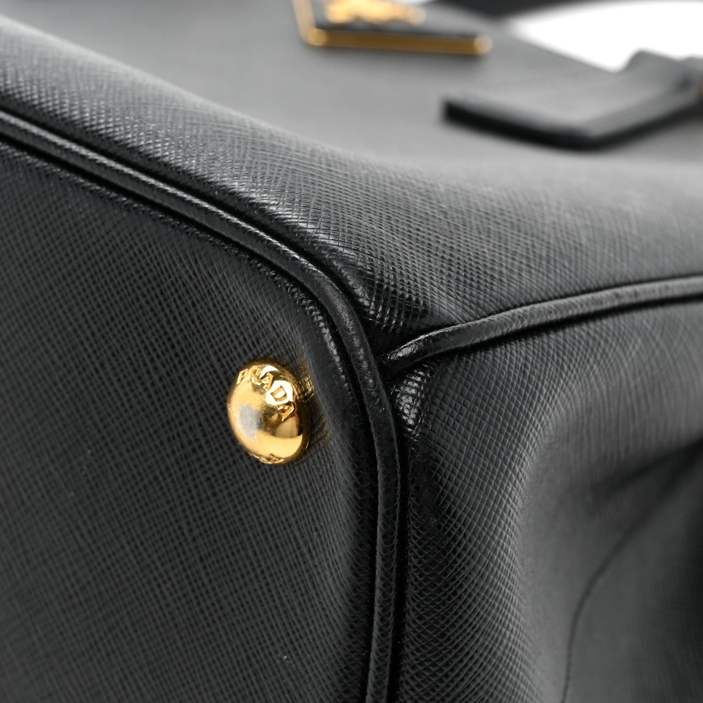 Saffiano Medium Galleria Double Zip Tote Black