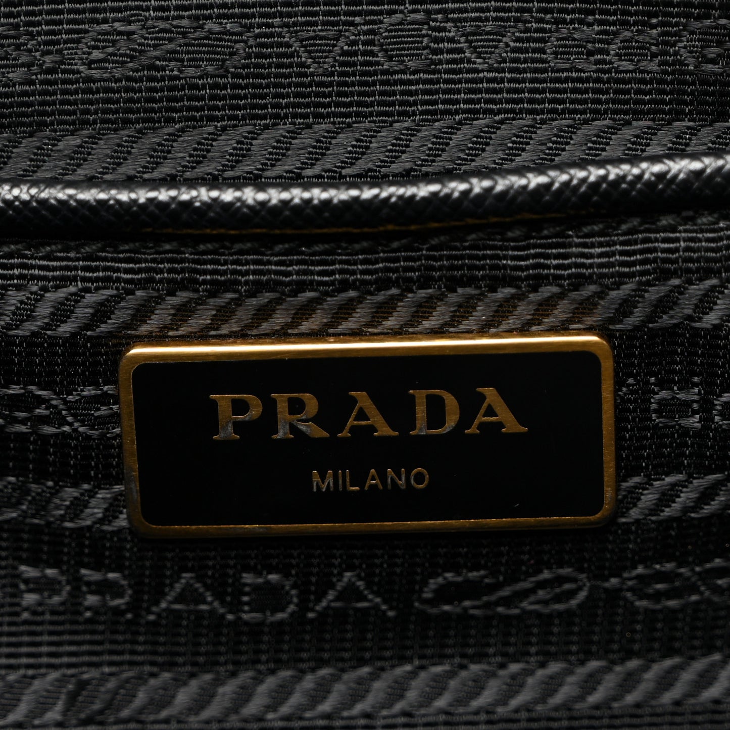 Saffiano Lux Medium Galleria Double Zip Tote Black