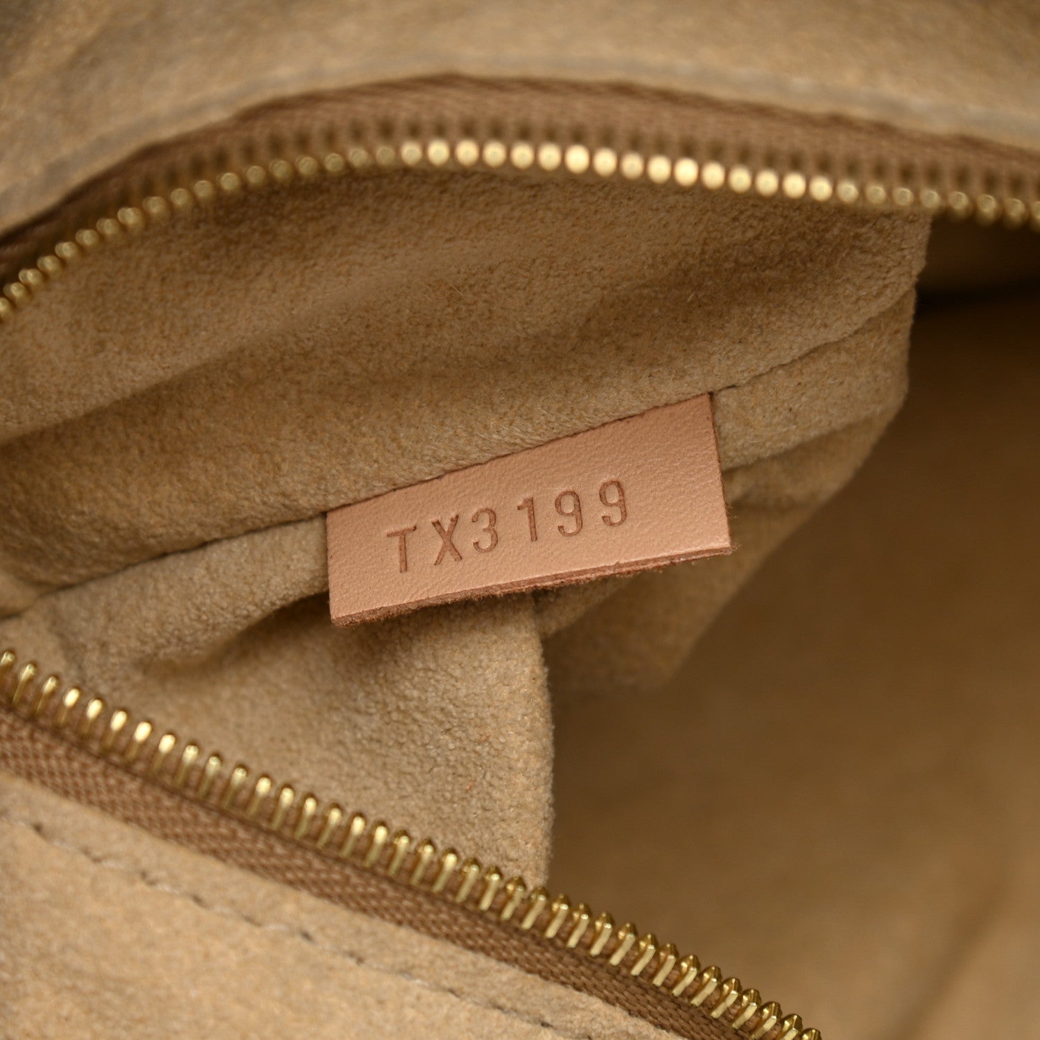 Louis Vuitton Monogram Artsy MM 7 of 9