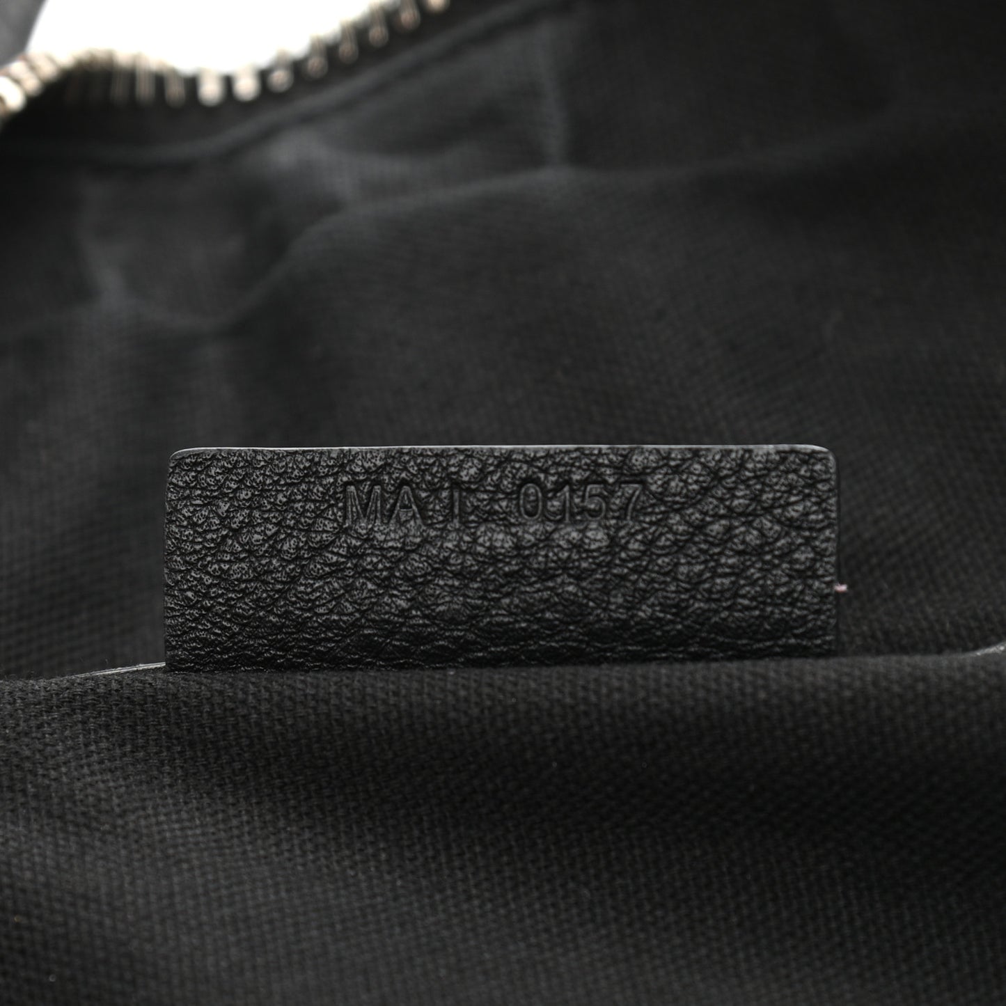 Waxy Grained Calfskin Medium Nightingale Black