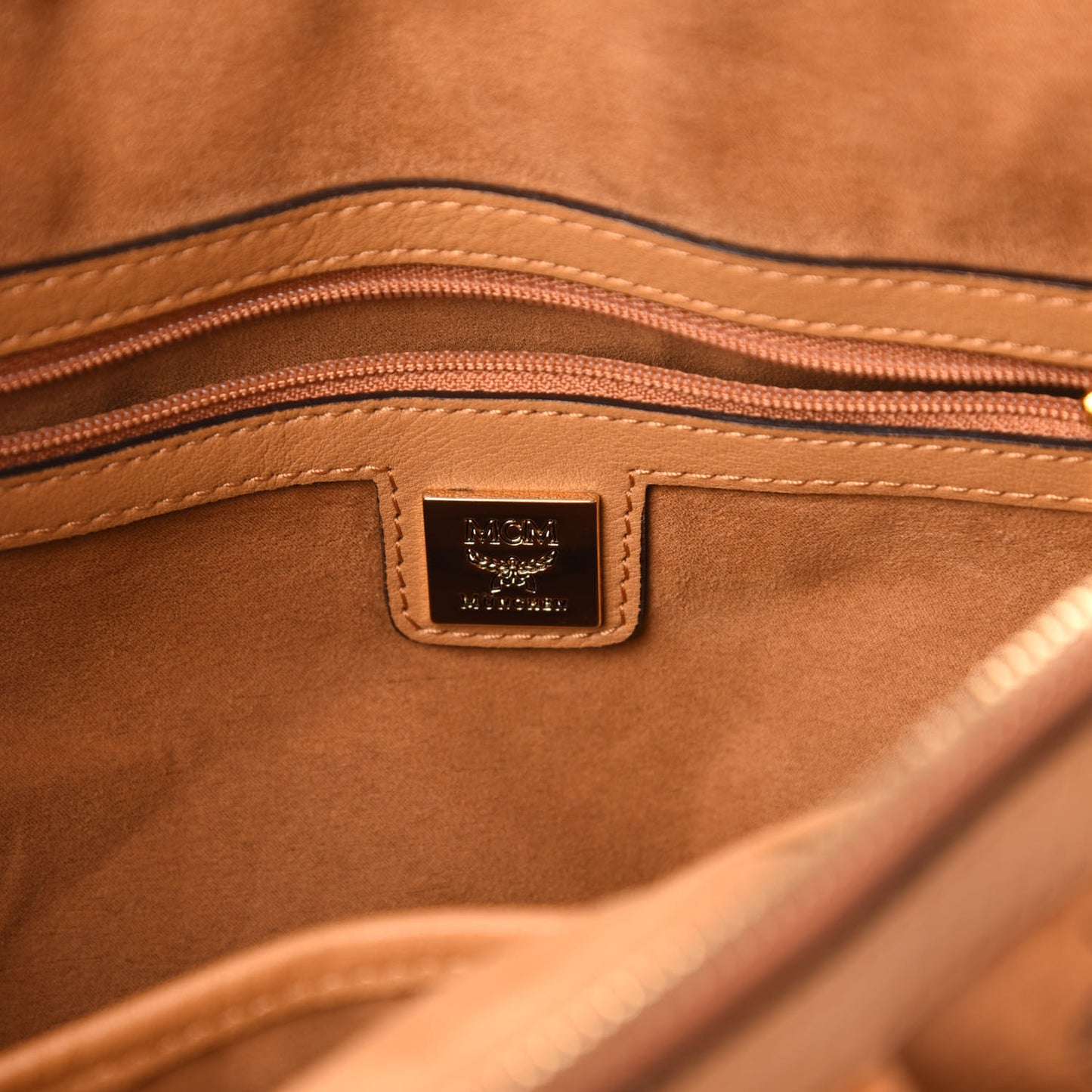 Visetos Medium Essentials Shoulder Bag Cognac