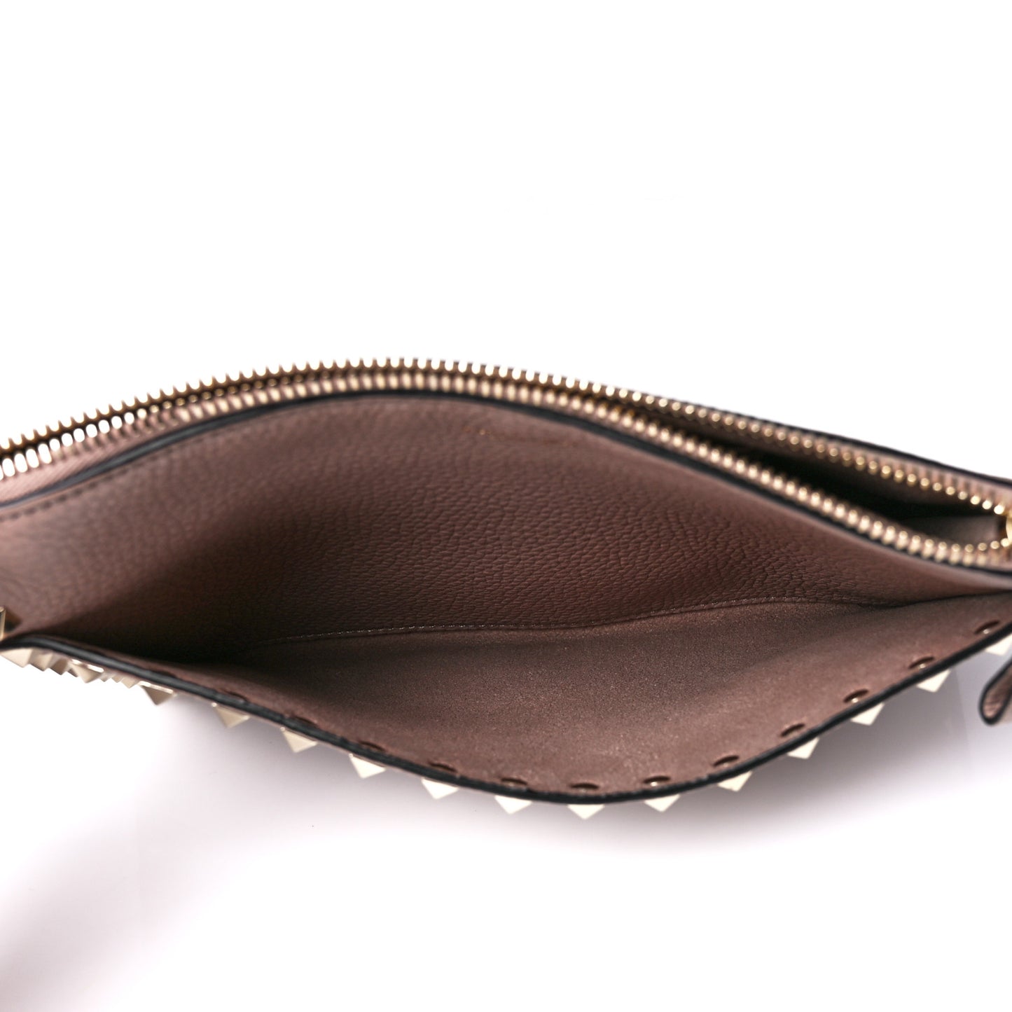 Pebbled Calfskin Medium Rockstud Flat Pouch Poudre