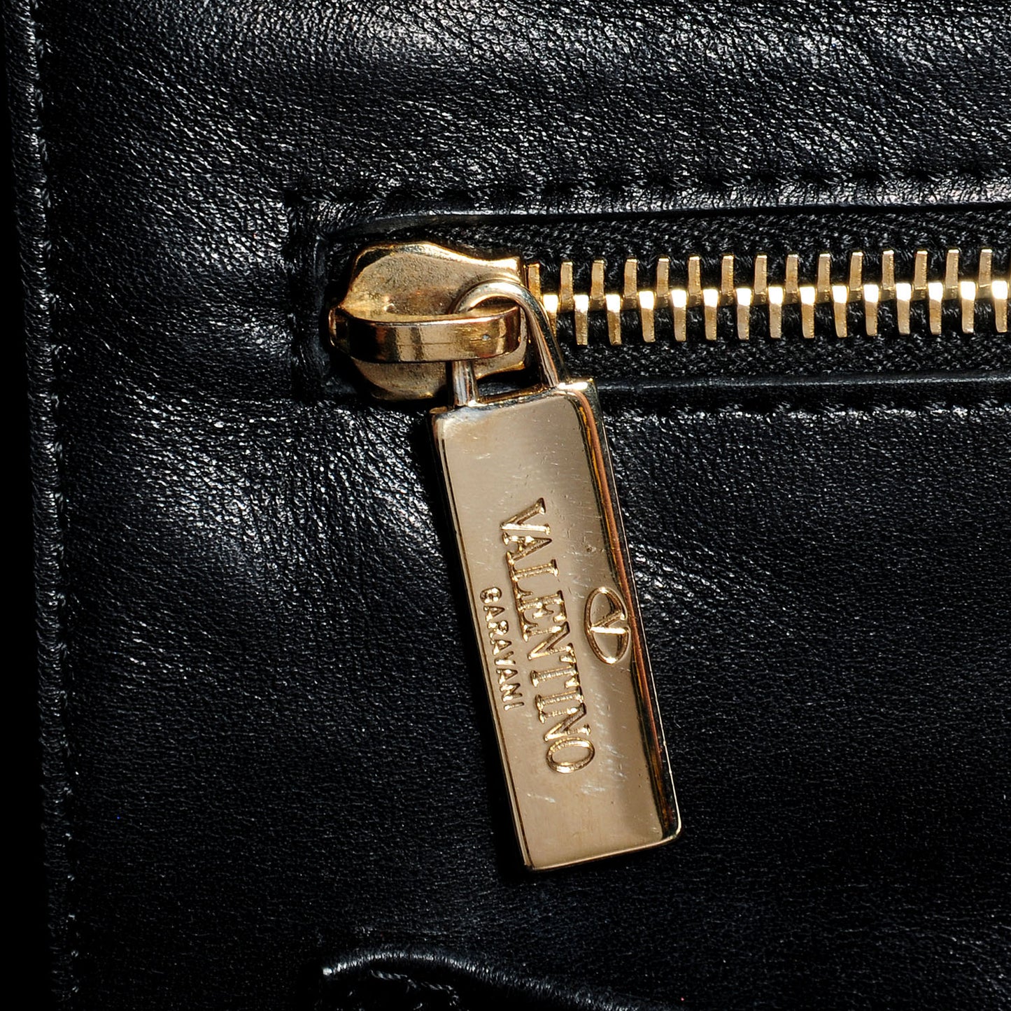 Vitello Medium Rockstud Tote Black