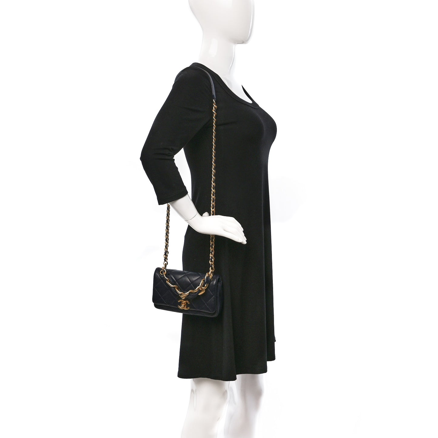 Shiny Lambskin Small Chain Is More Flap Navy Blue