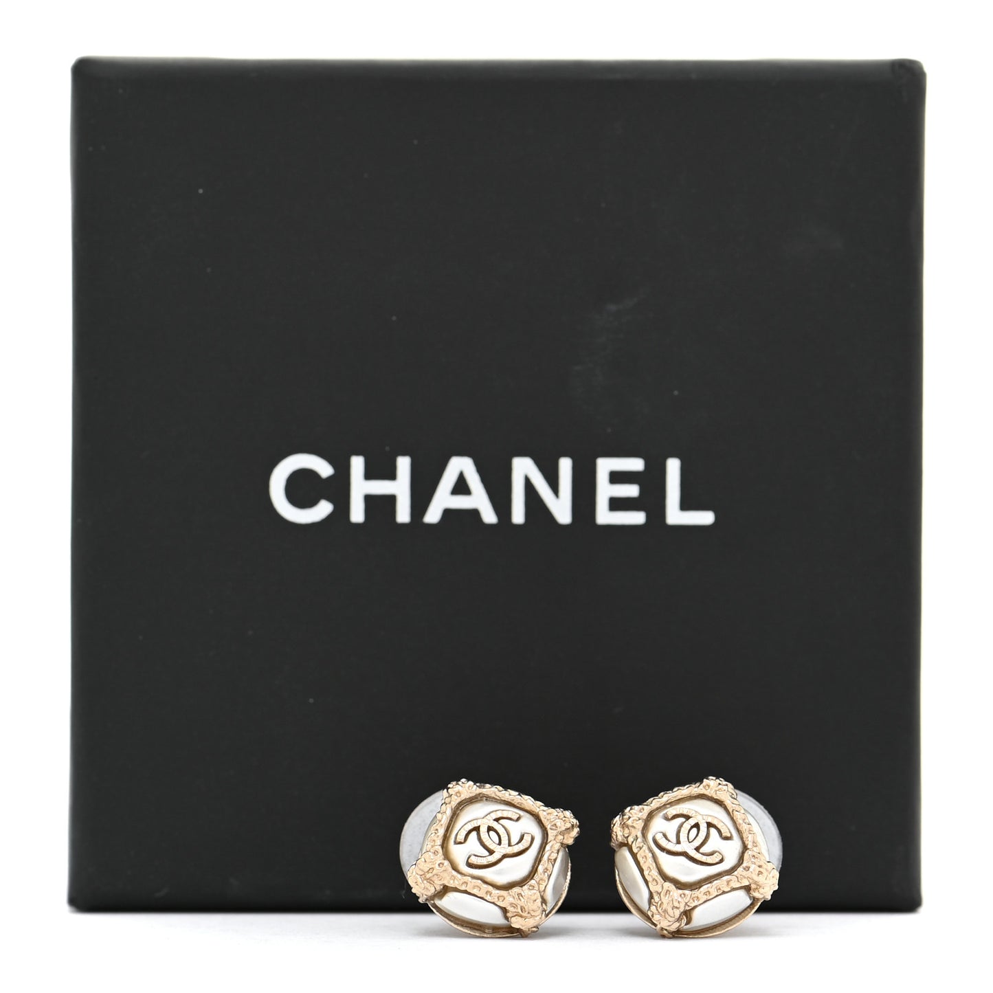 Pearl CC Round Earrings