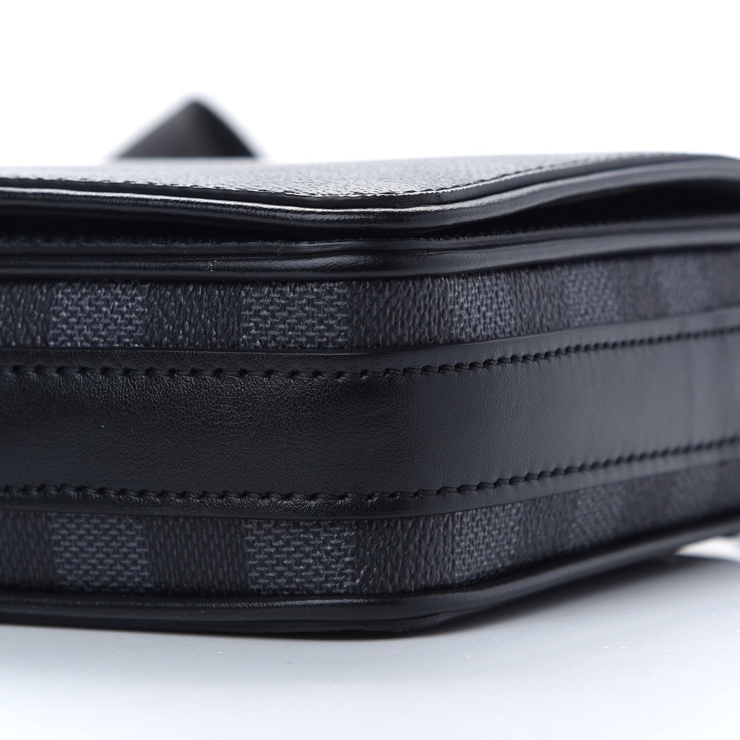 Damier Graphite 3D Studio Messenger