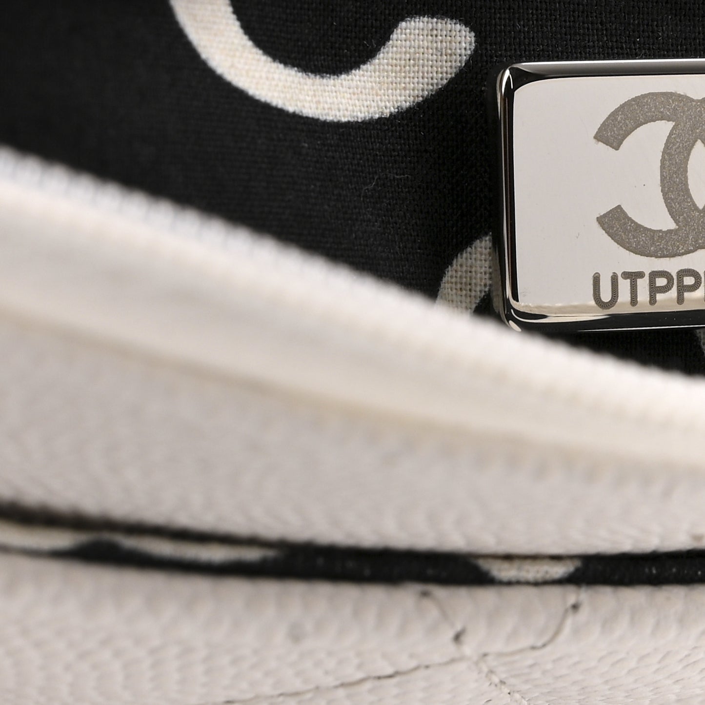 Caviar Quilted CC Logo Wallet on Chain WOC White