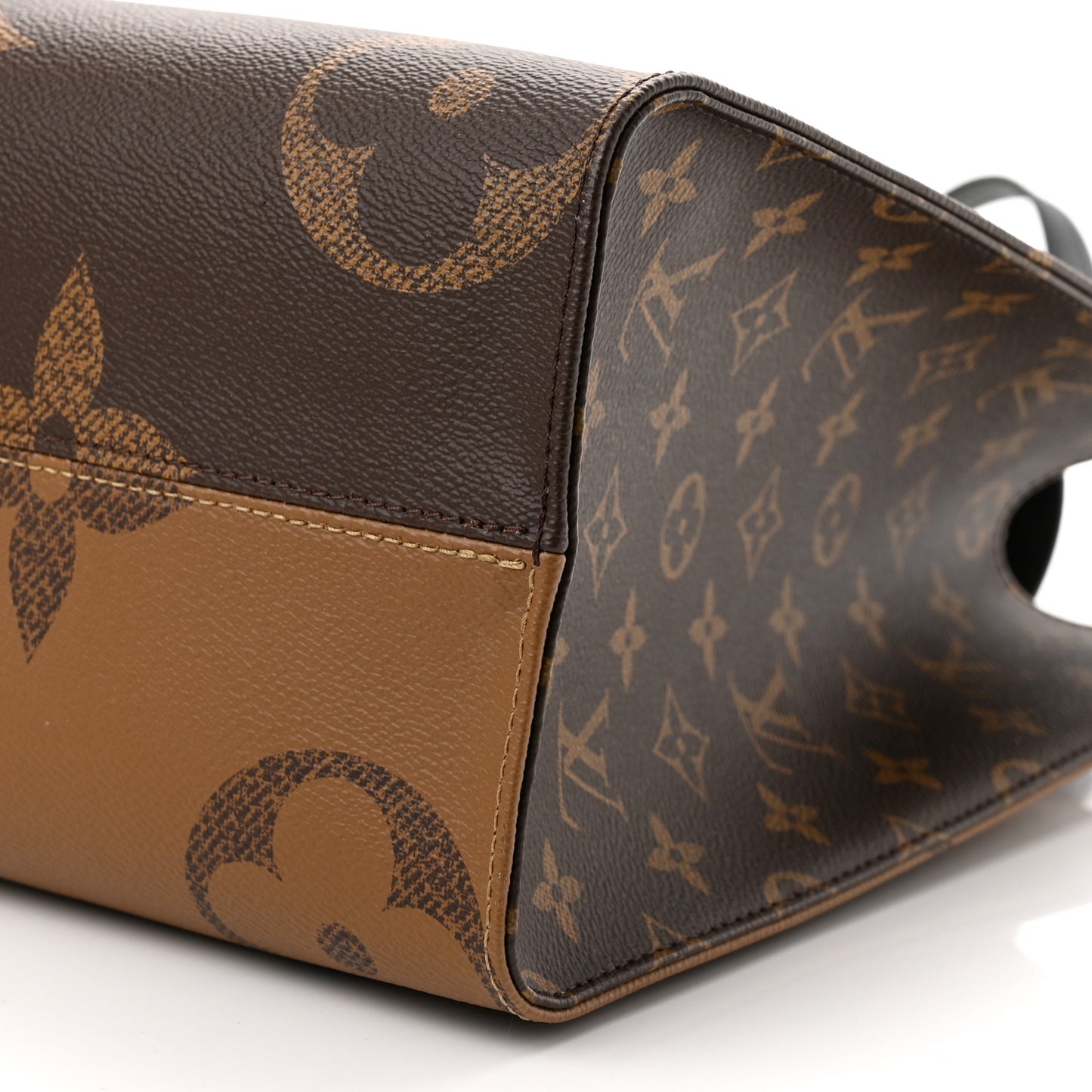 Reverse Monogram Giant Onthego MM