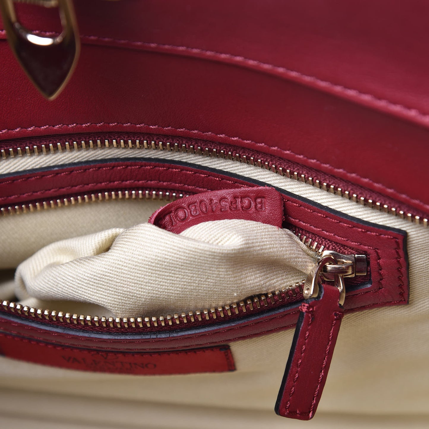 Vitello Small Rockstud Double Handle Tote Red