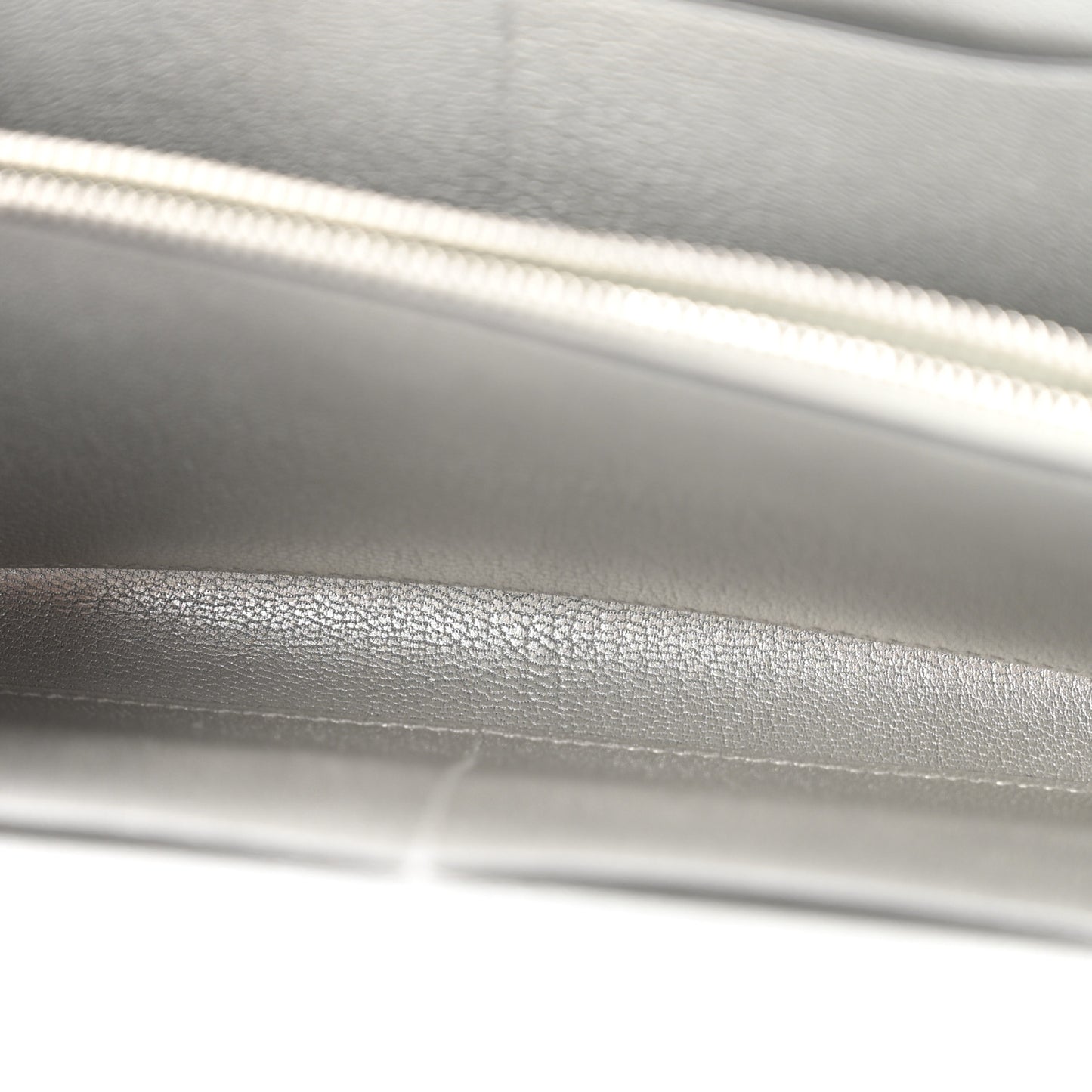 Metallic Chevre Chamkilight Kelly Wallet To Go Argent
