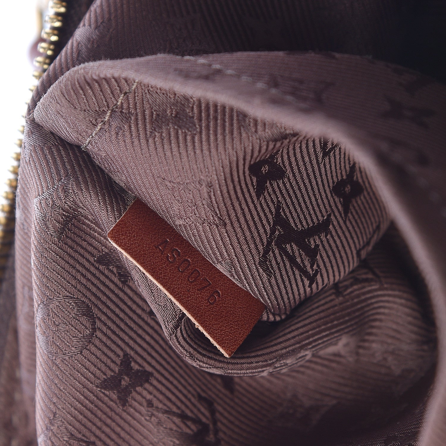 Louis Vuitton Mahina Onatah Pochette Moka 7 of 10