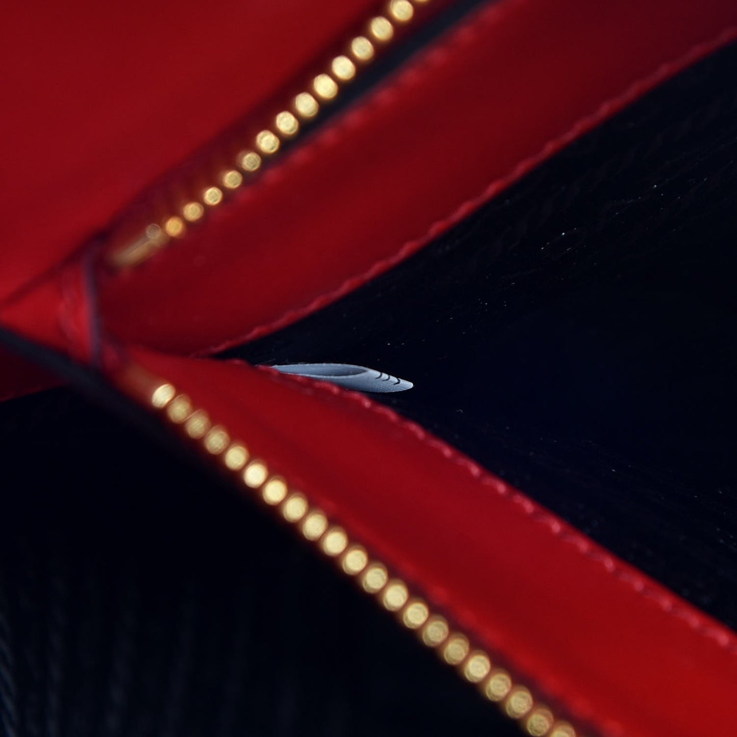 Saffiano City Calf Medium Esplanade Tote Rosso