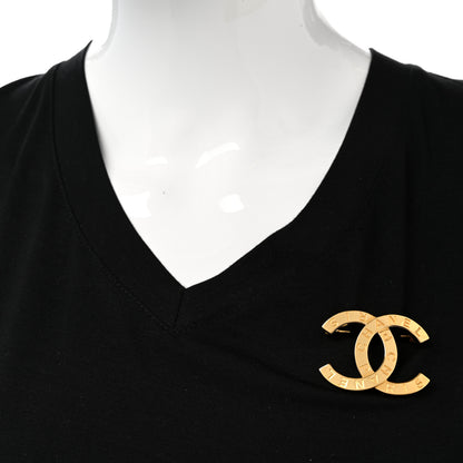 Chanel Metal Paris Button CC Large Brooch Gold 2 of 5