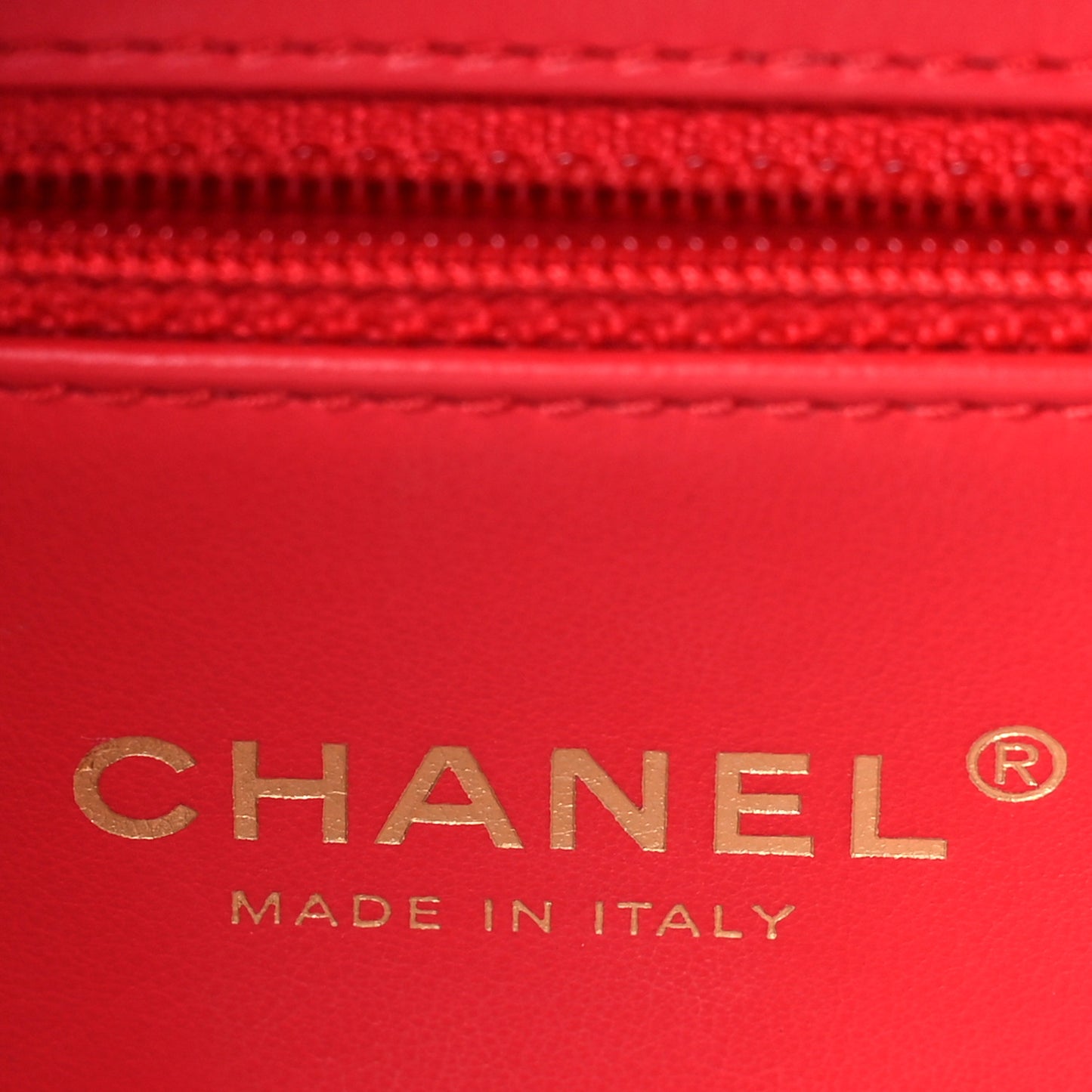 Caviar Quilted Medium CC Filigree Vanity Case Red