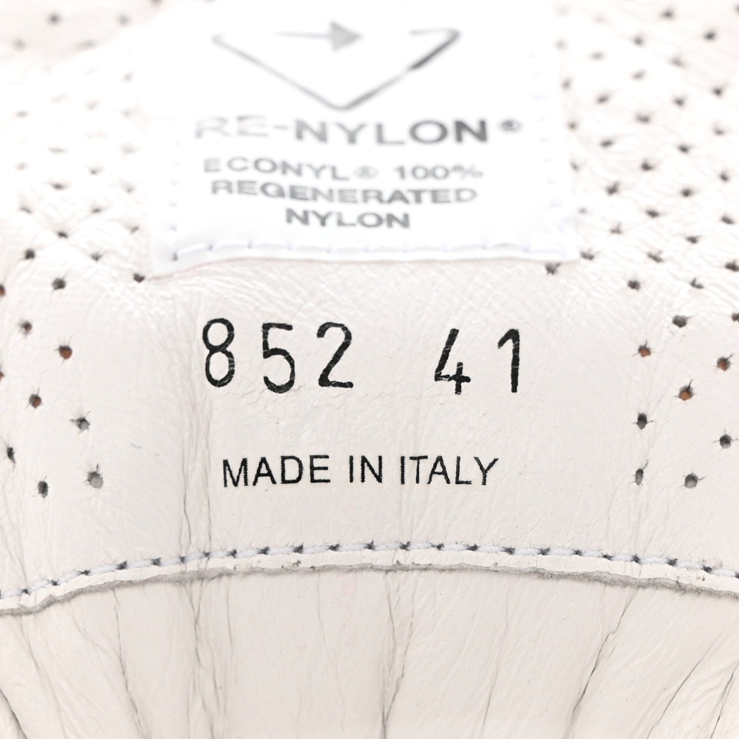 Re-Nylon Piuma Metal Triangle Logo Quilted 45mm Sneakers 41 Alabastro
