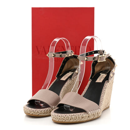 Valentino Garavani Grained Calfskin Rockstud Ankle Strap Espadrille 15/105mm Wedge Sandals 40 Poudre Natural 9 of 9