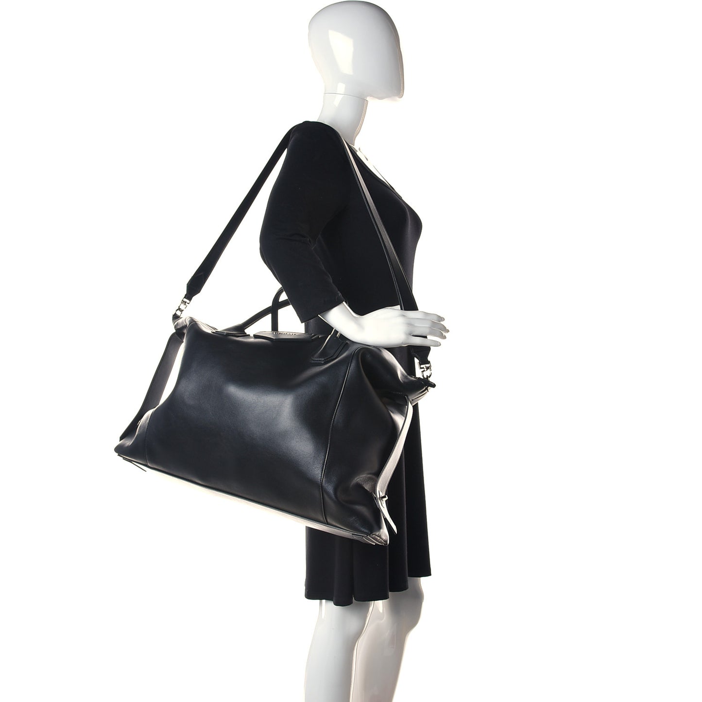 Smooth Calfskin Medium Soft Antigona Black