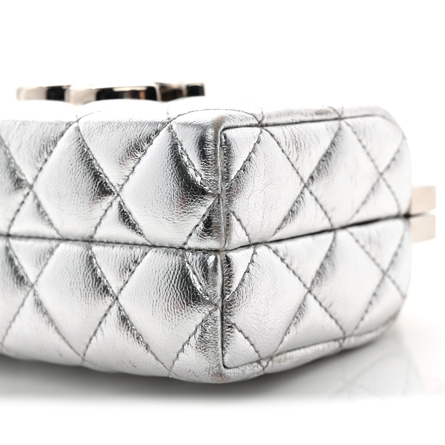 CHANEL ケース　シルバー金具 Chanel Metallic Calfskin Quilted Box Crossbody Silver 1889235