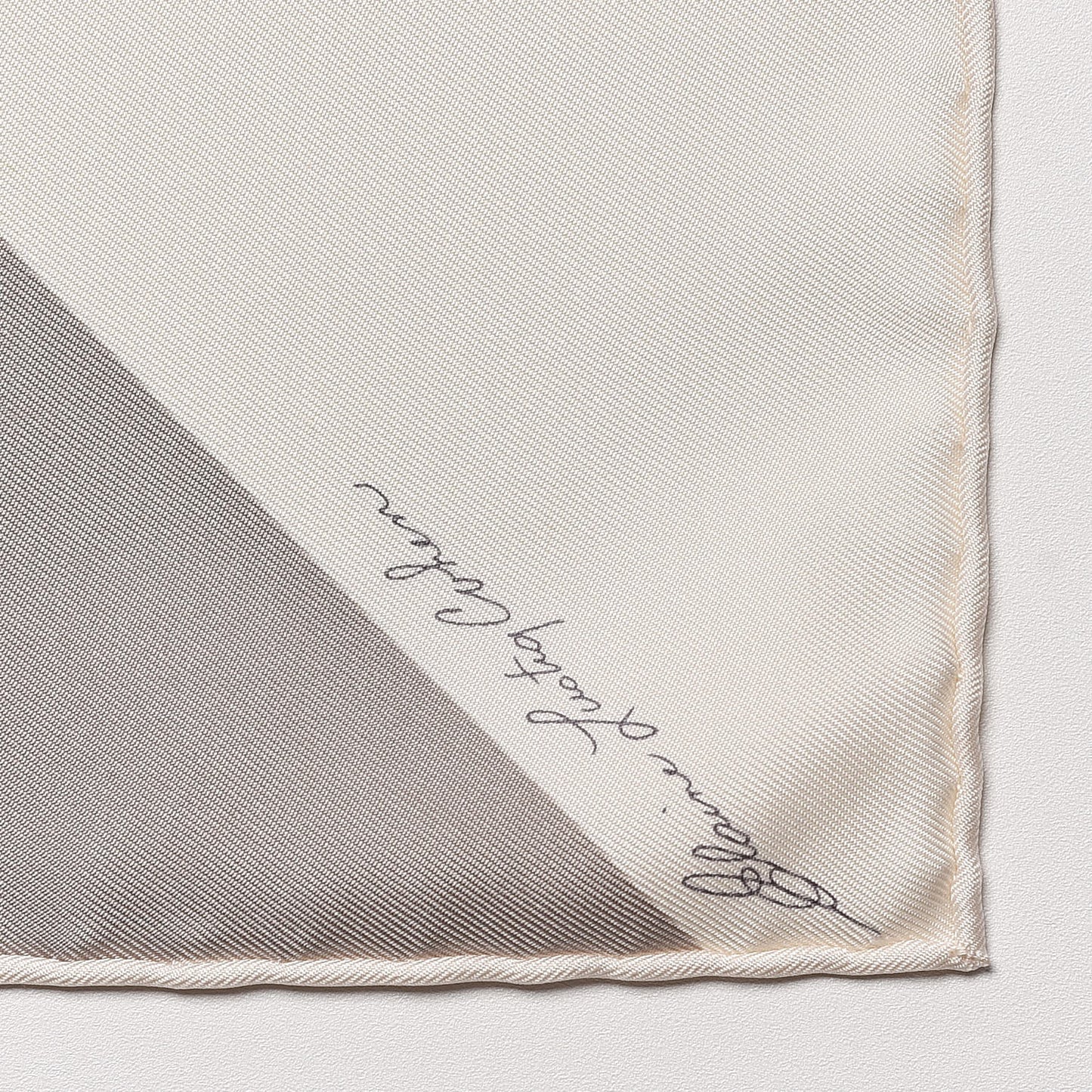 Silk Centered Rhyme de Elaine Lustig Cohen Scarf 90 Creme Jaune Rose