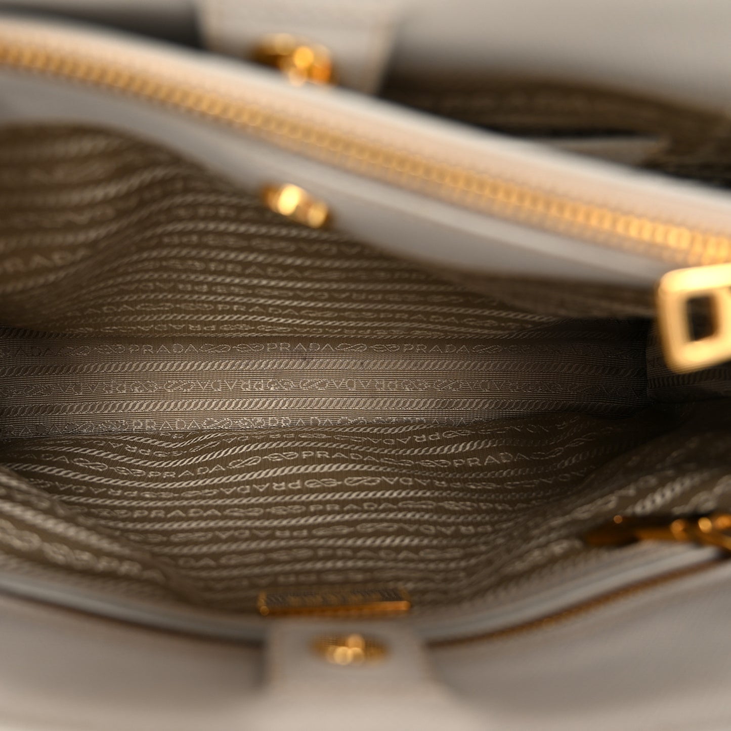 Saffiano Medium Galleria Double Zip Tote Talco