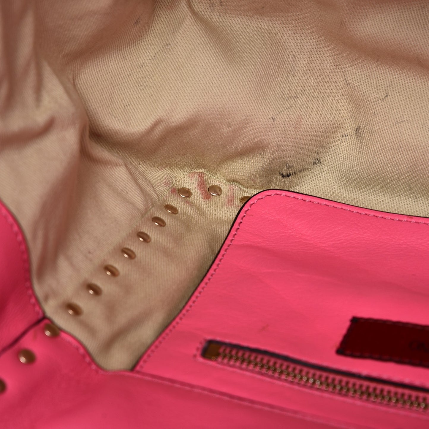 Vitello Small Rockstud Tote Fuxia Fluo