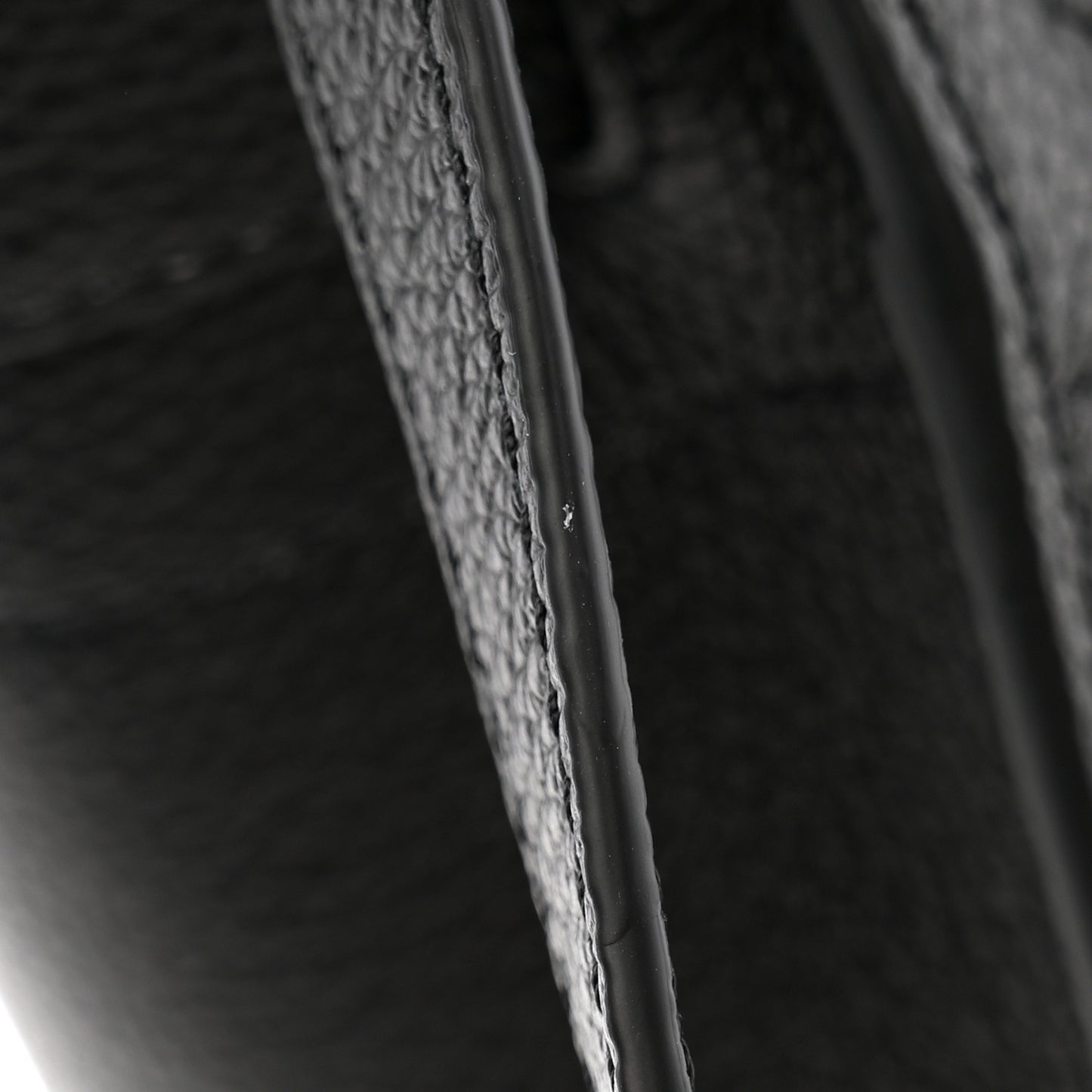 Classic Grain Small Bayswater Zip Tote  Black