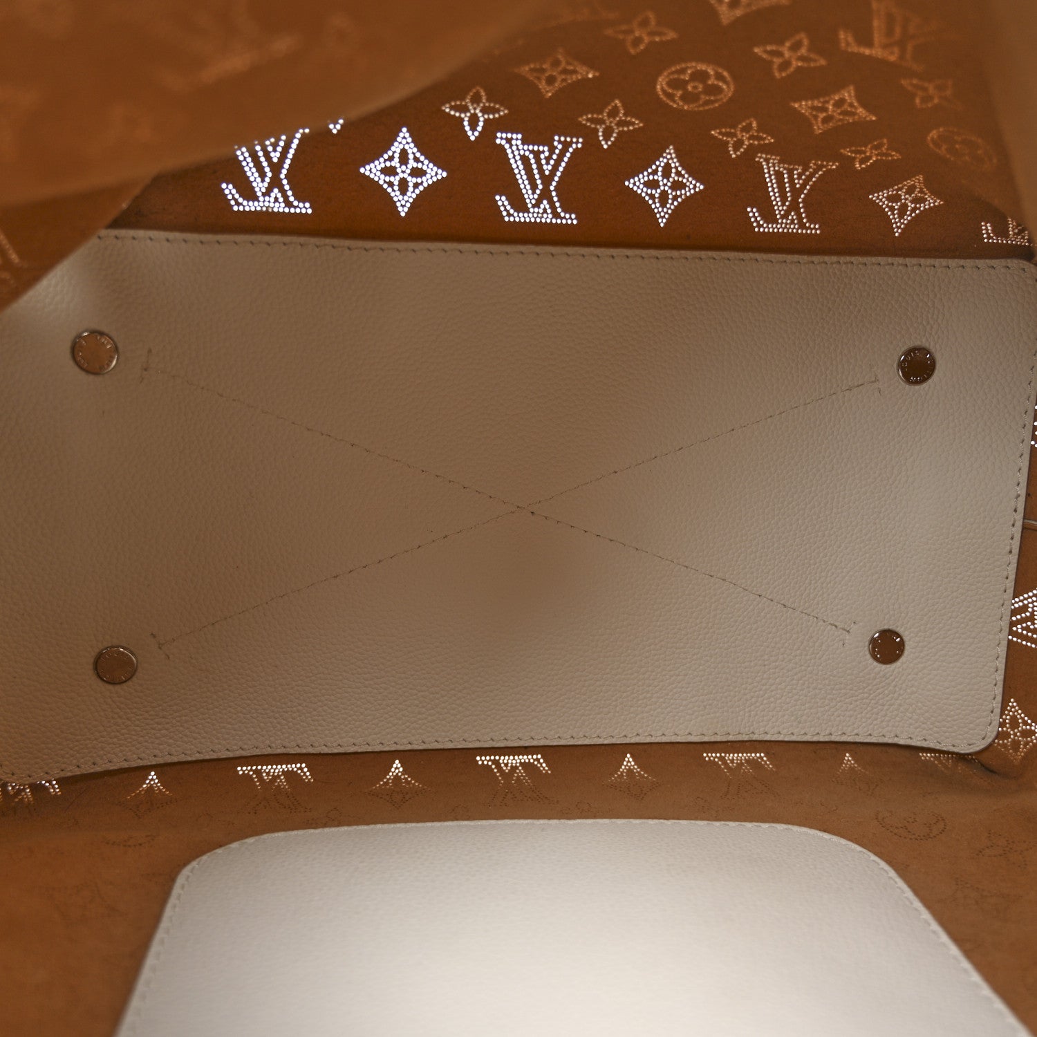 Louis Vuitton Mahina Carmel Hobo Snow 5 of 12