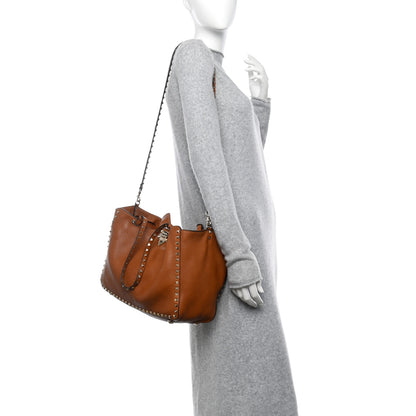 Valentino Garavani Pebbled Calfskin Medium Rockstud Tote Light Cuir 2 of 13
