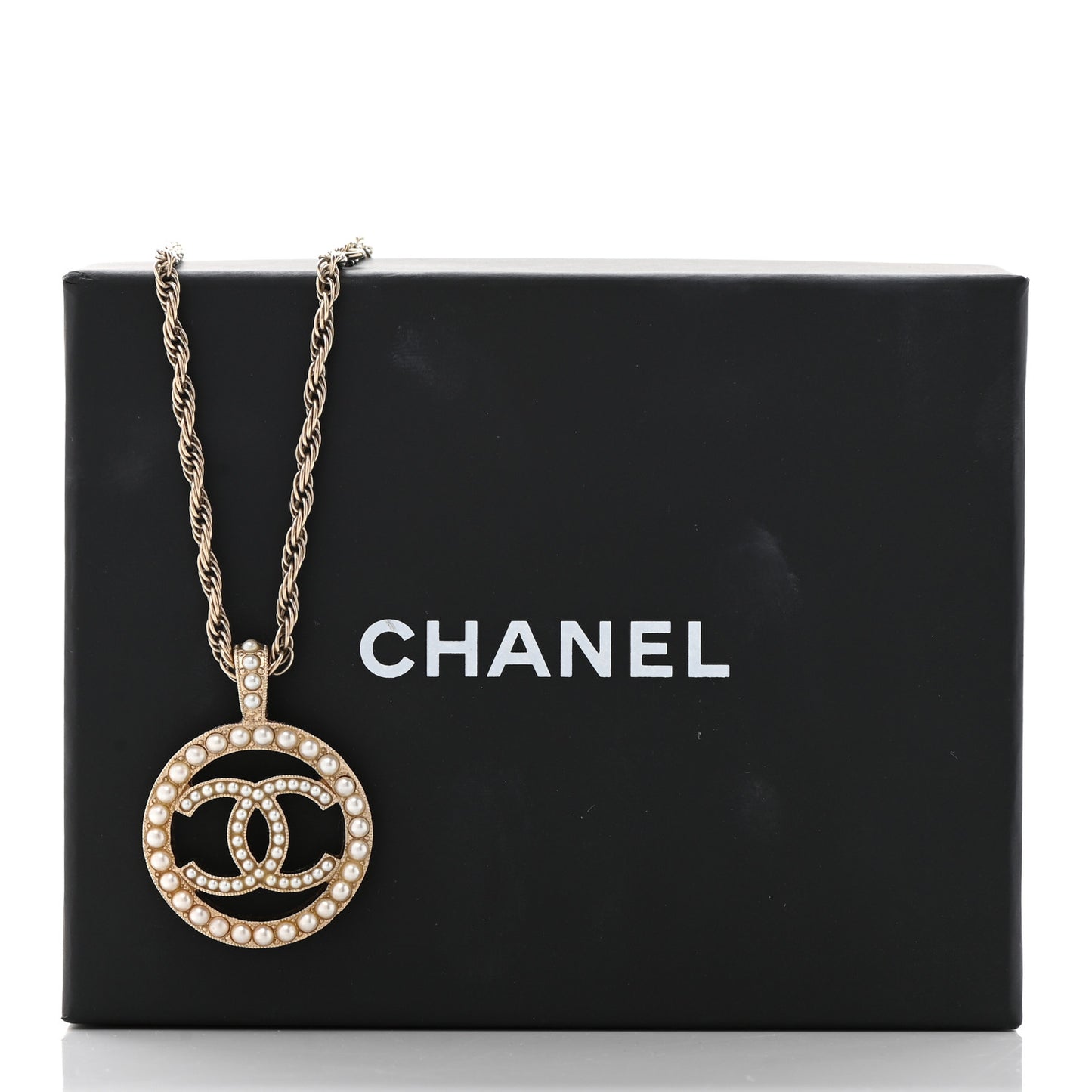 Pearl CC Round Pendant Necklace Gold