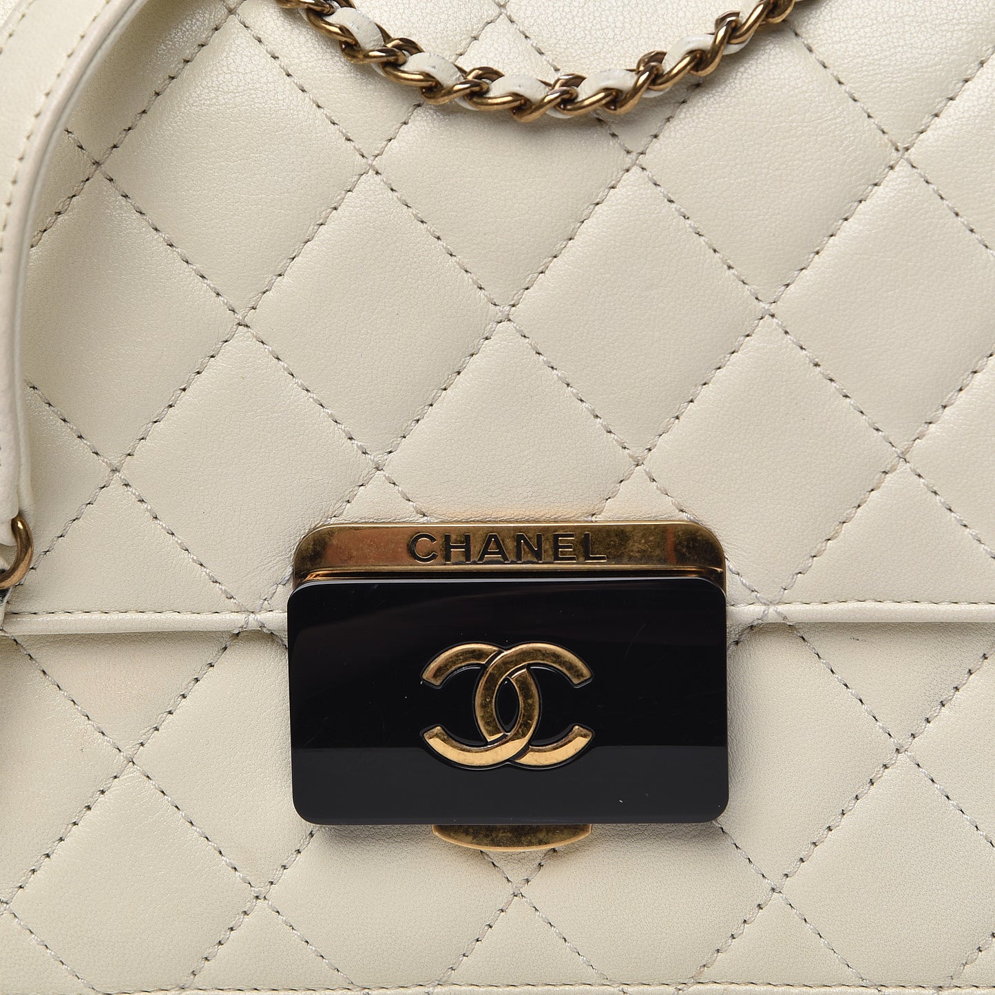 Sheepskin Quilted Beauty Lock Flap White