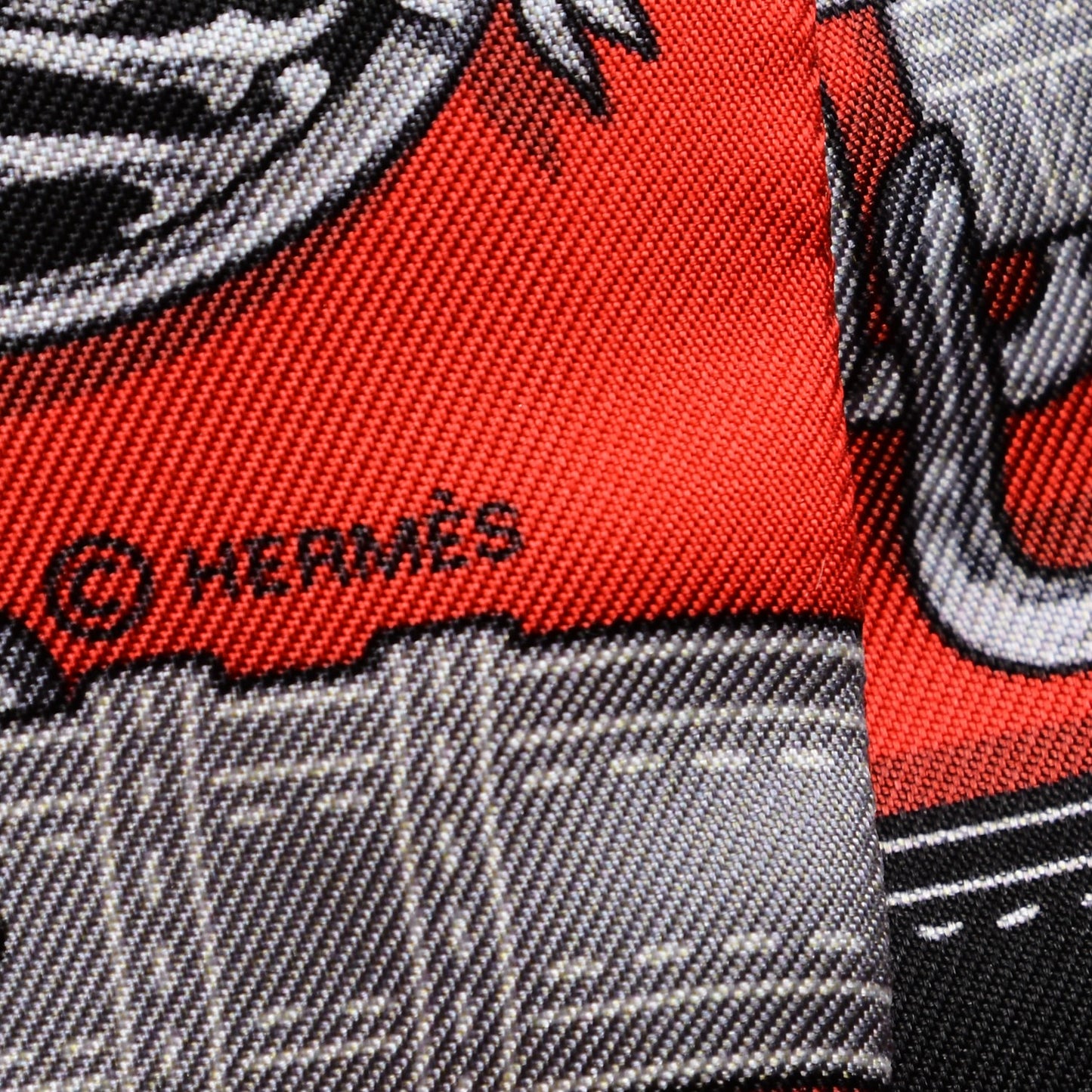 Silk Harnais Des Presidents Twilly Rouge Noir Gris