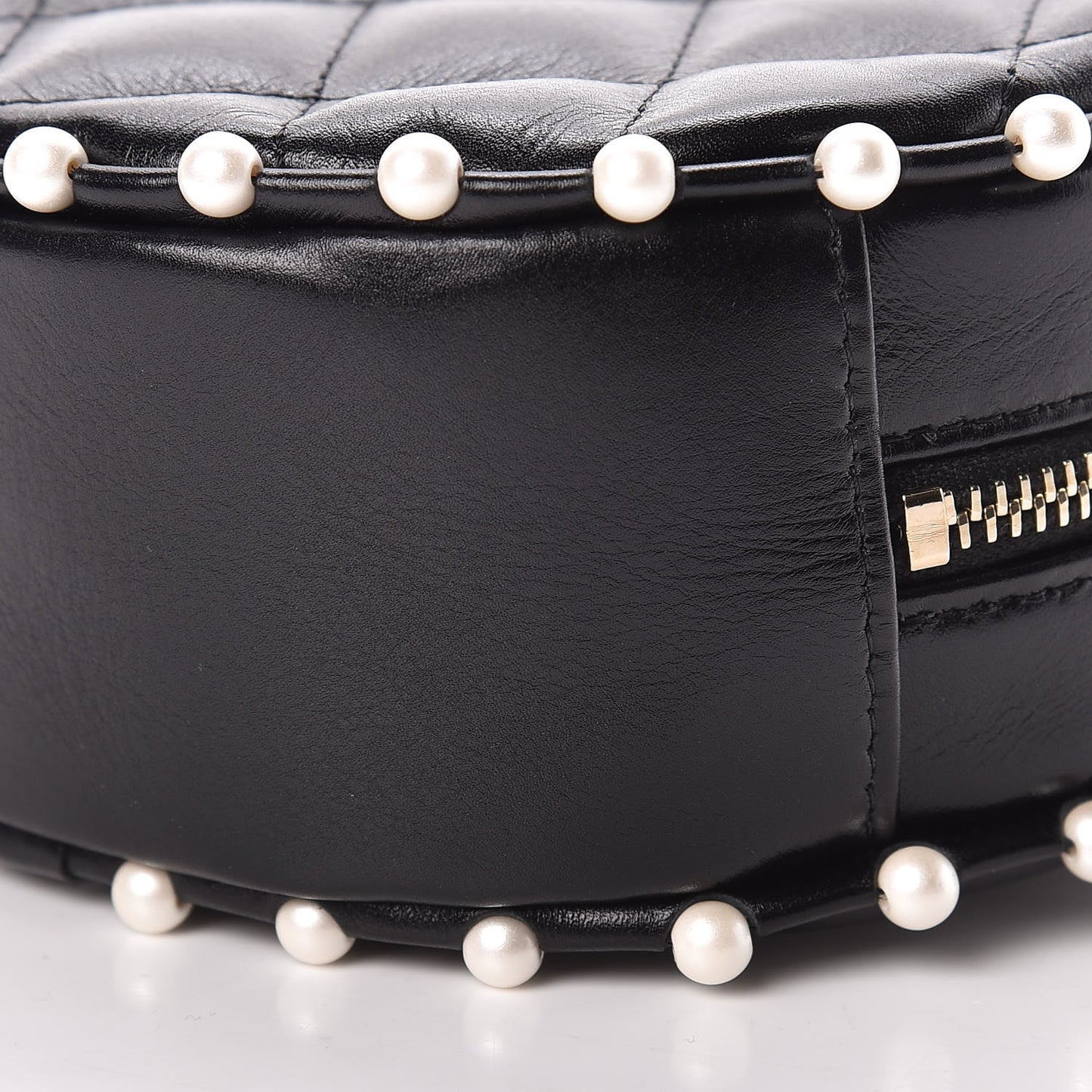 Calfskin Quilted Pearl Round Clutch With Chain Black