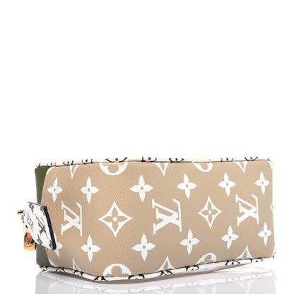Louis Vuitton Monogram Giant Beach Pouch Kaki 4 of 14