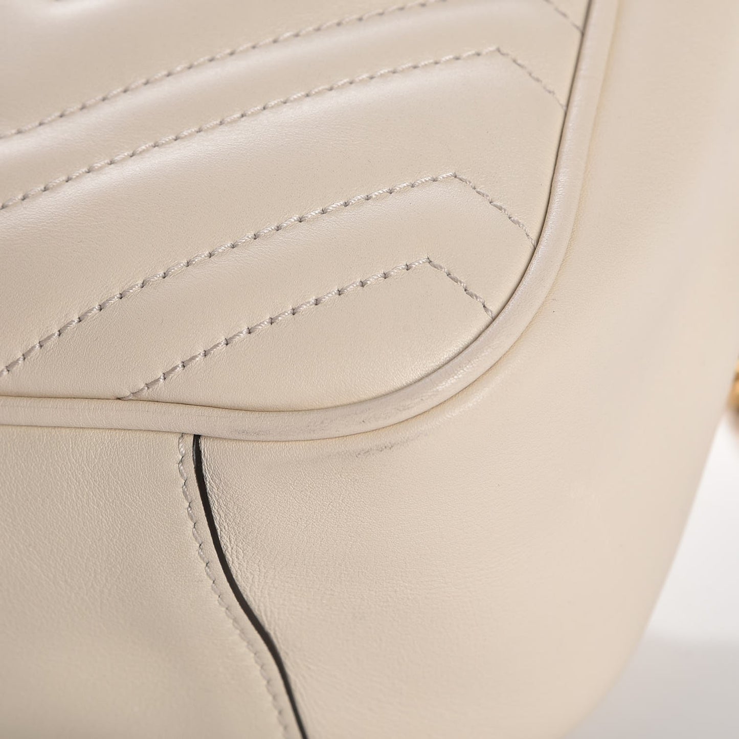 Calfskin Matelasse Medium GG Marmont Chain Shoulder Bag Mystic White